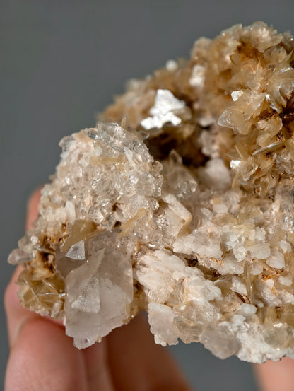 Goldgelbe Muskovit Stufe mit Bergkristall aus Brasilien