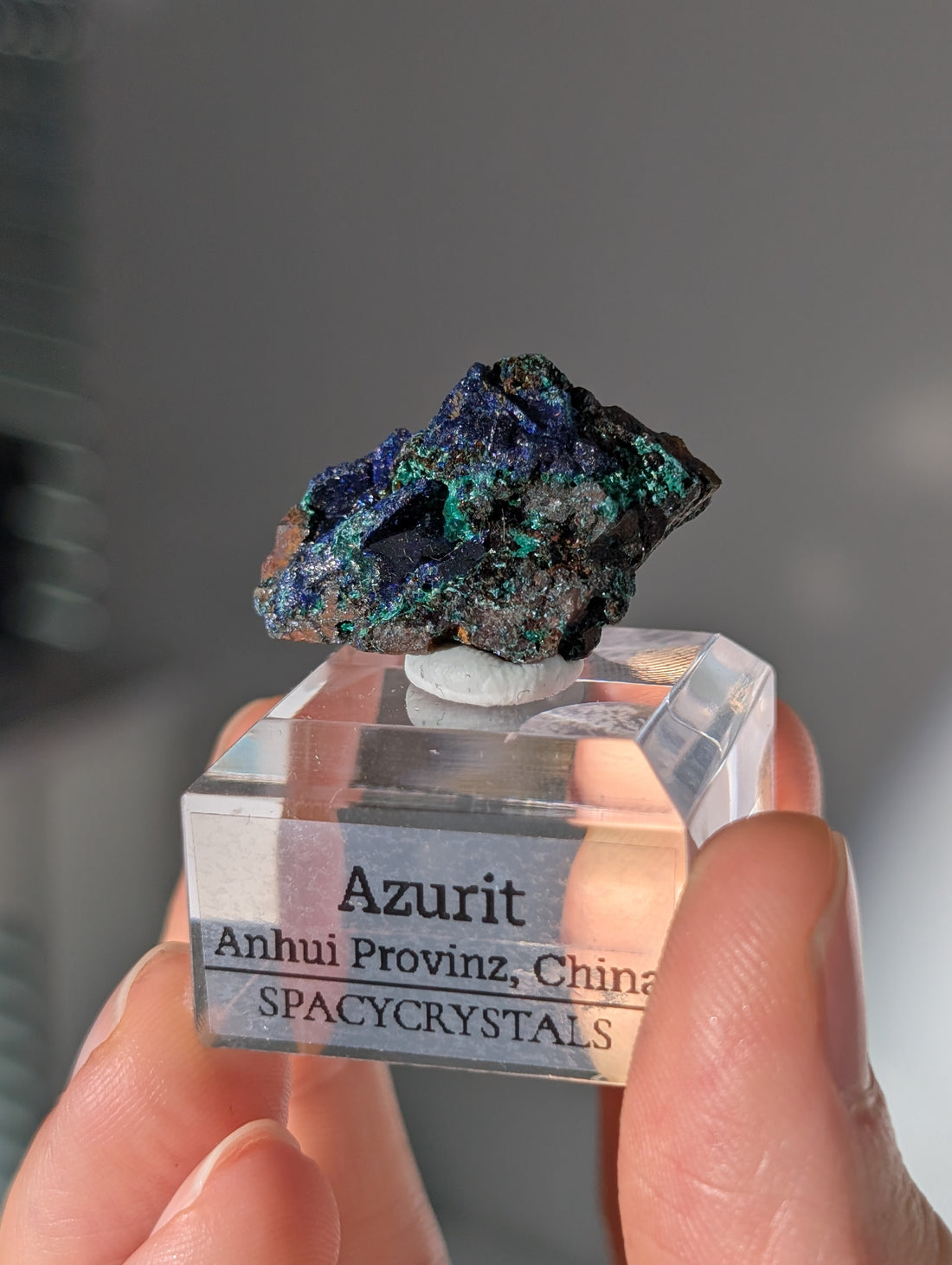 glitzernder dunkelblauer Azurit auf Podest