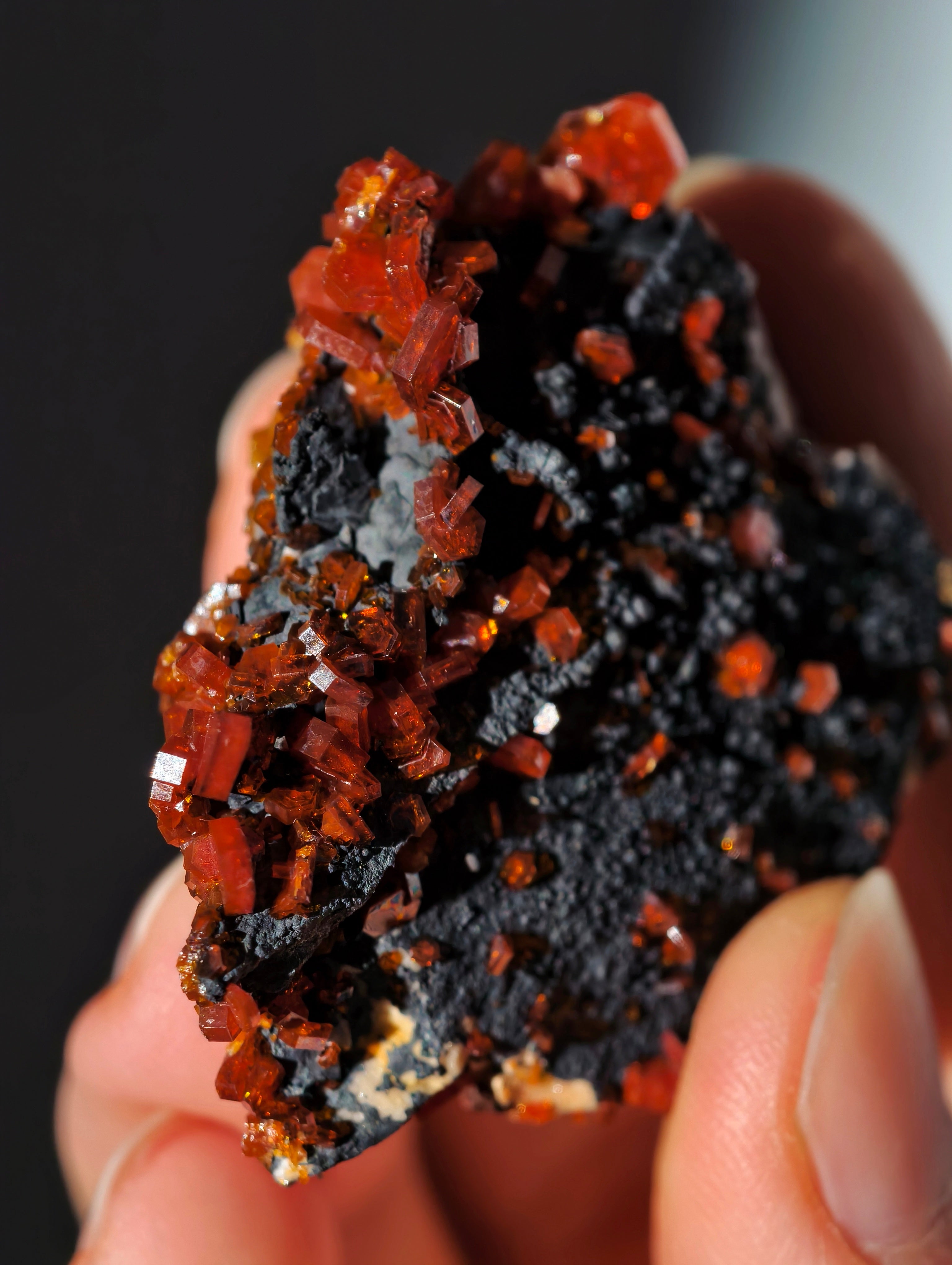 Vanadinit auf Barit &amp; Goethit aus Marokko