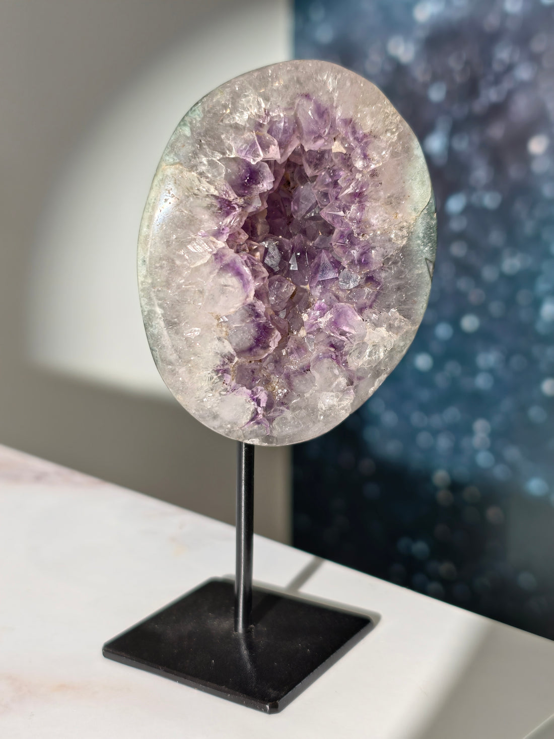 Polierte Amethyst Quarz Geode auf Ständer