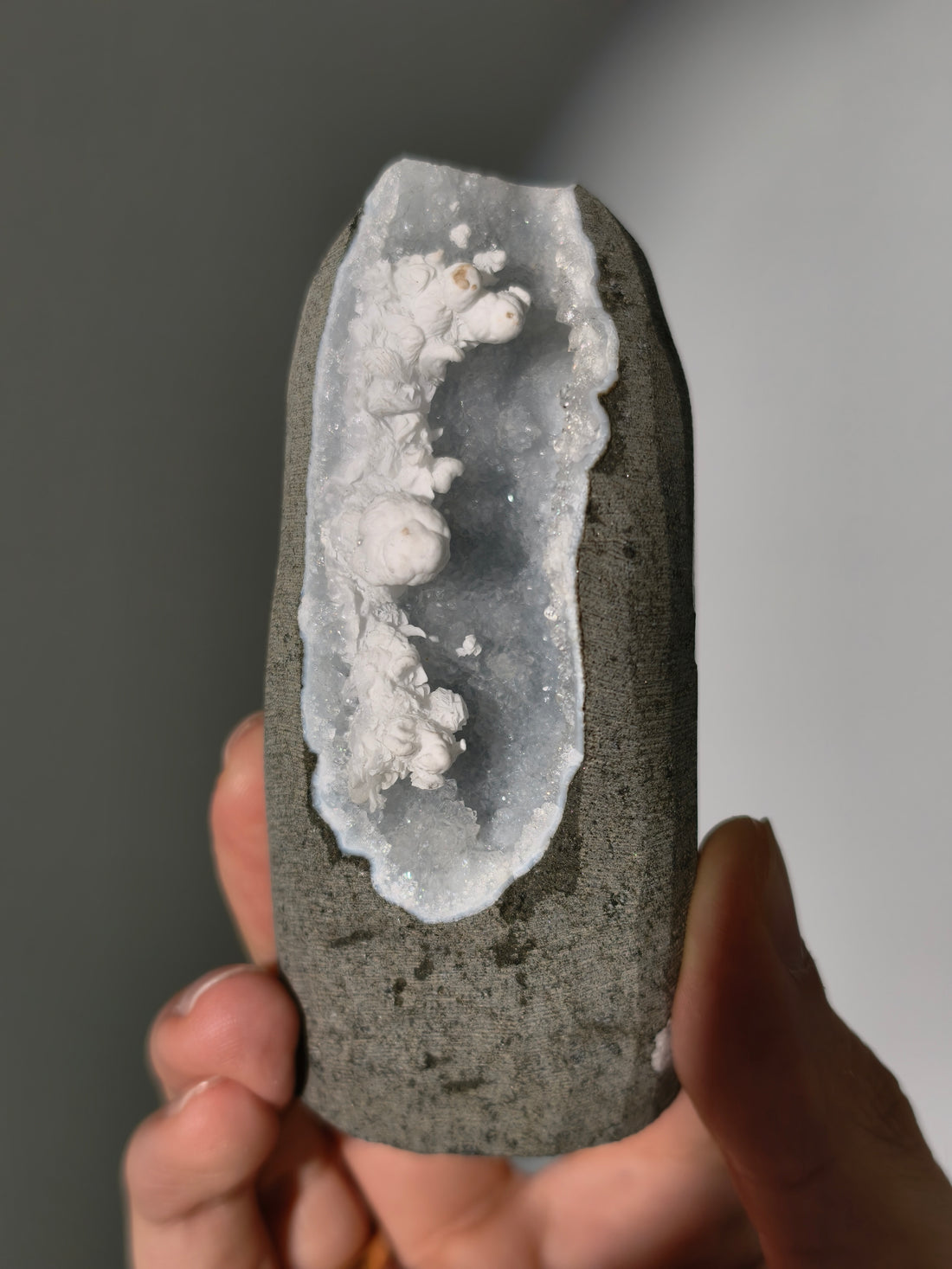 Mordenit auf Chalcedon Geode aus Indien