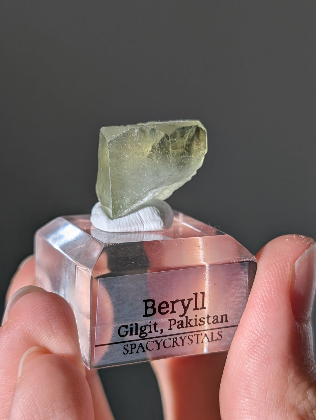 Grüner Beryll auf Podest