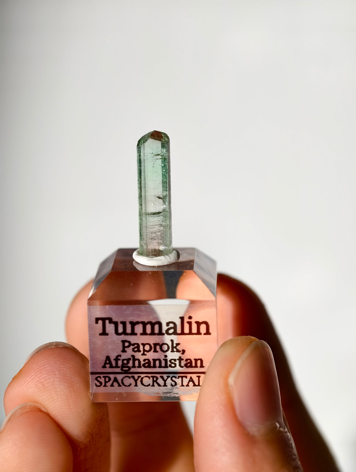 Grüner Turmalin auf Podest