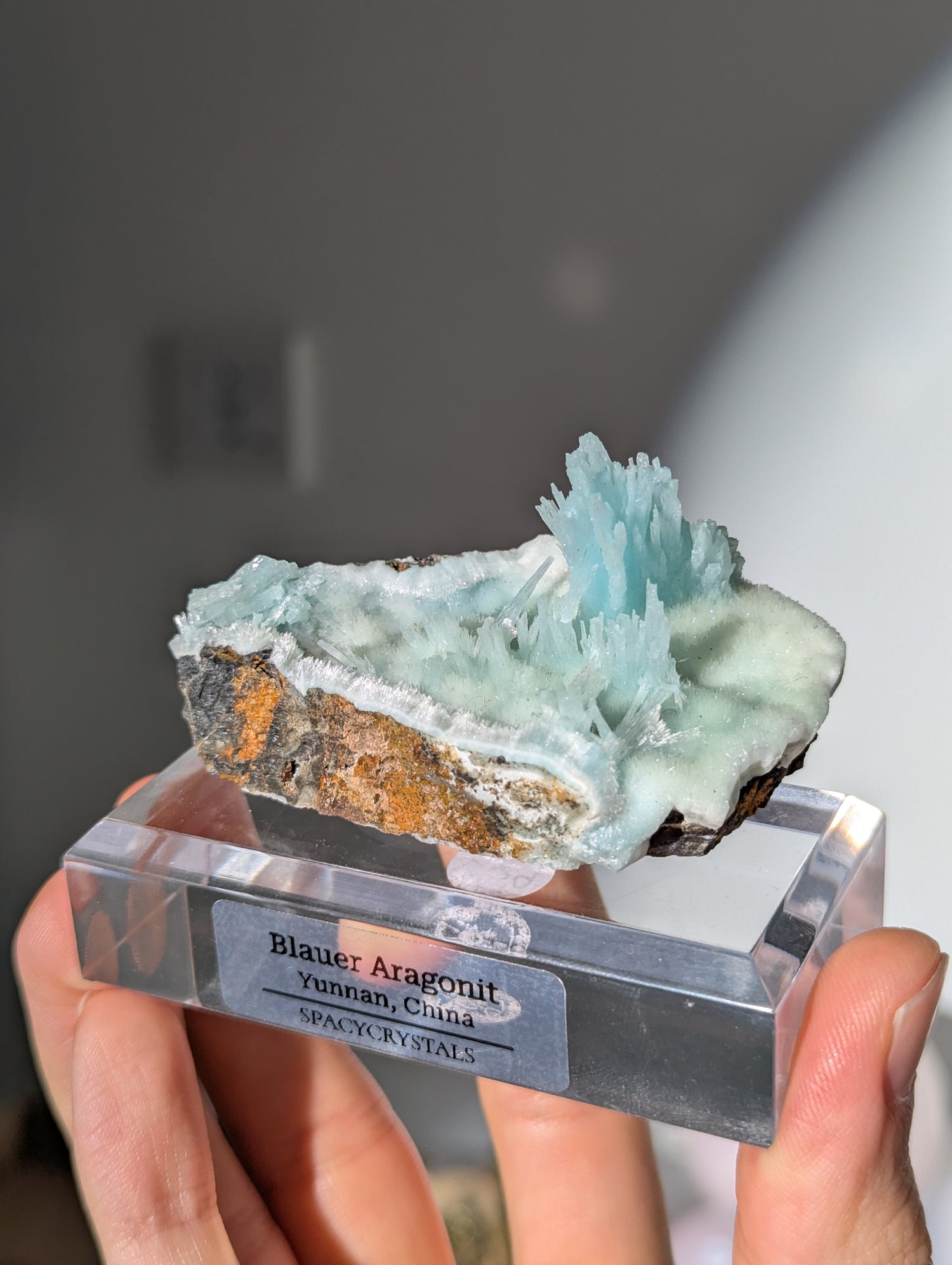 Blauer Aragonit auf Podest aus Yunnan