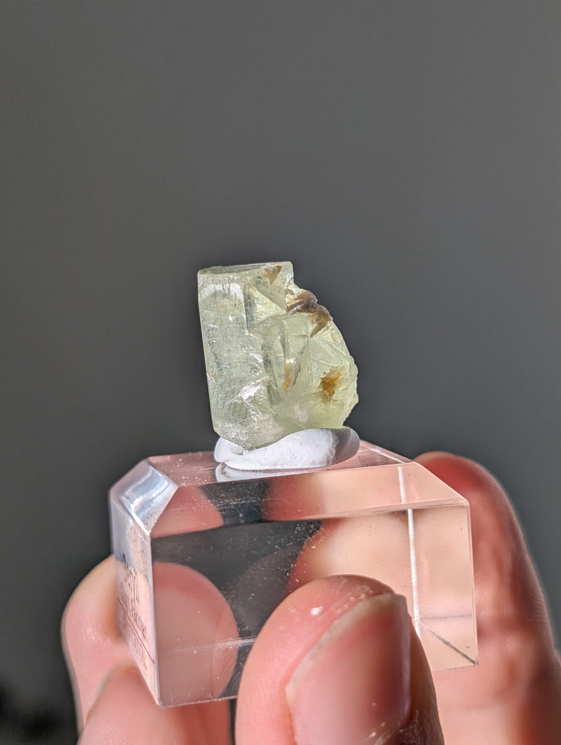 Grüner Beryll auf Podest