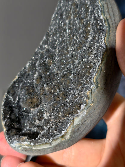 Schwarzer funkelnder Amethyst auf Ständer 🌌