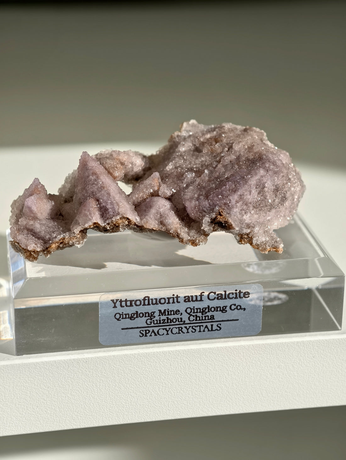 Lila Yttriumfluorit auf Dogtooth Calcit