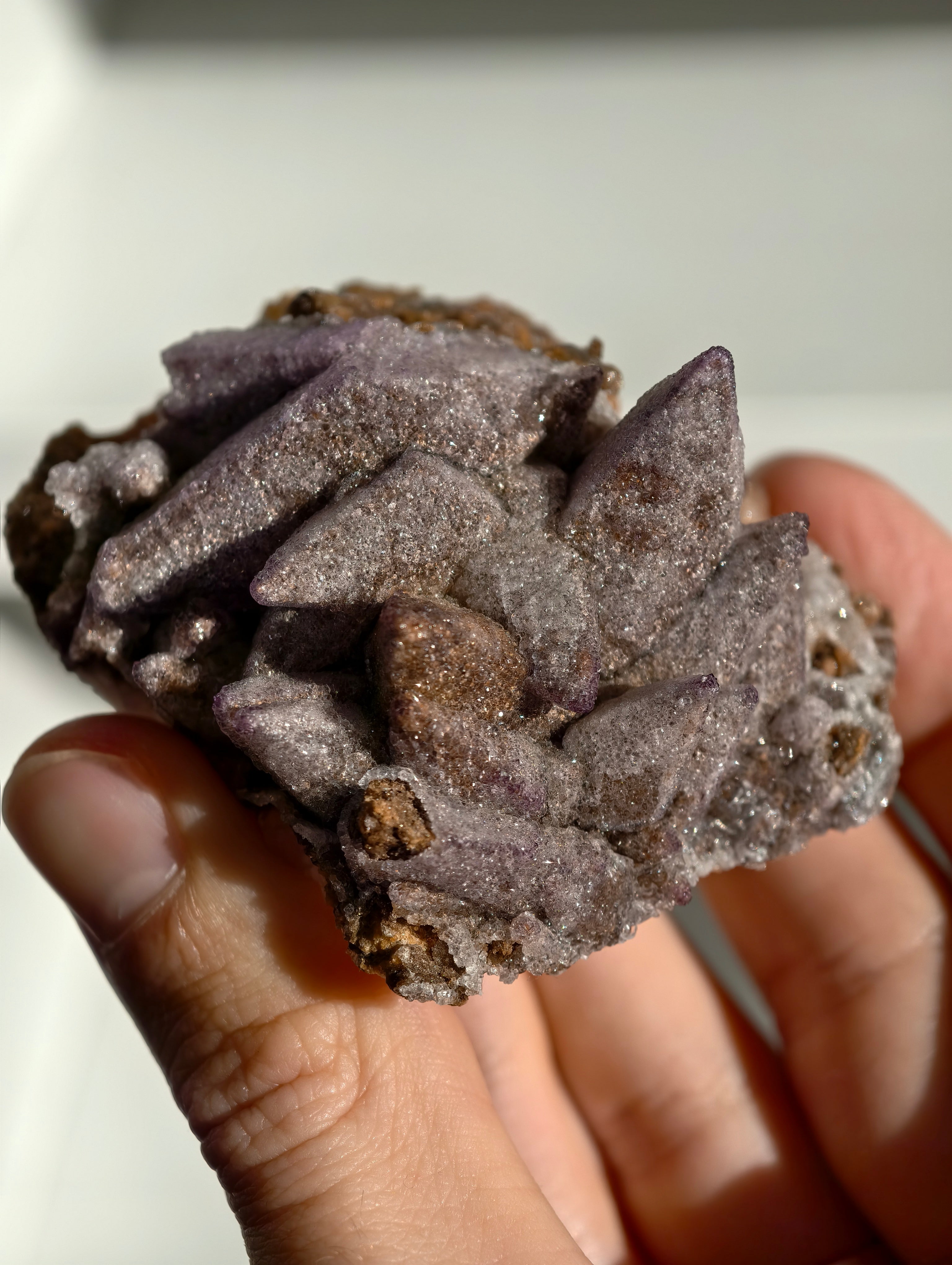 Lila Yttriumfluorit auf Dogtooth Calcit