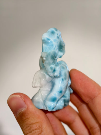 Larimar Delphine Figur Schnitzerei