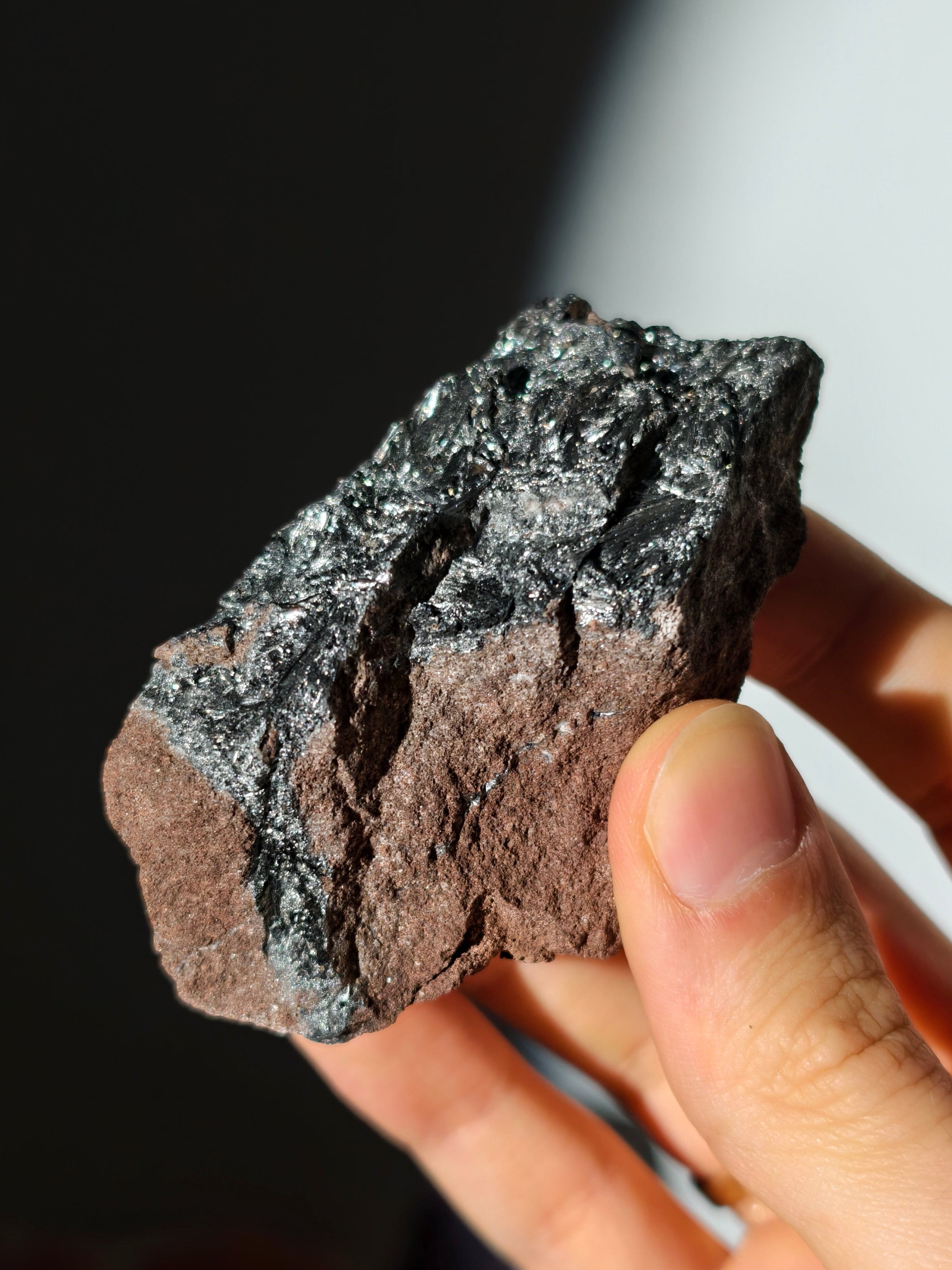 Schimmernder Pyrolusit aus Marokko