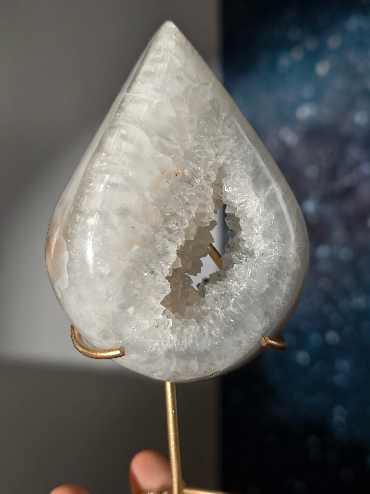 Achat Bergkristall Tropfen auf Goldständer