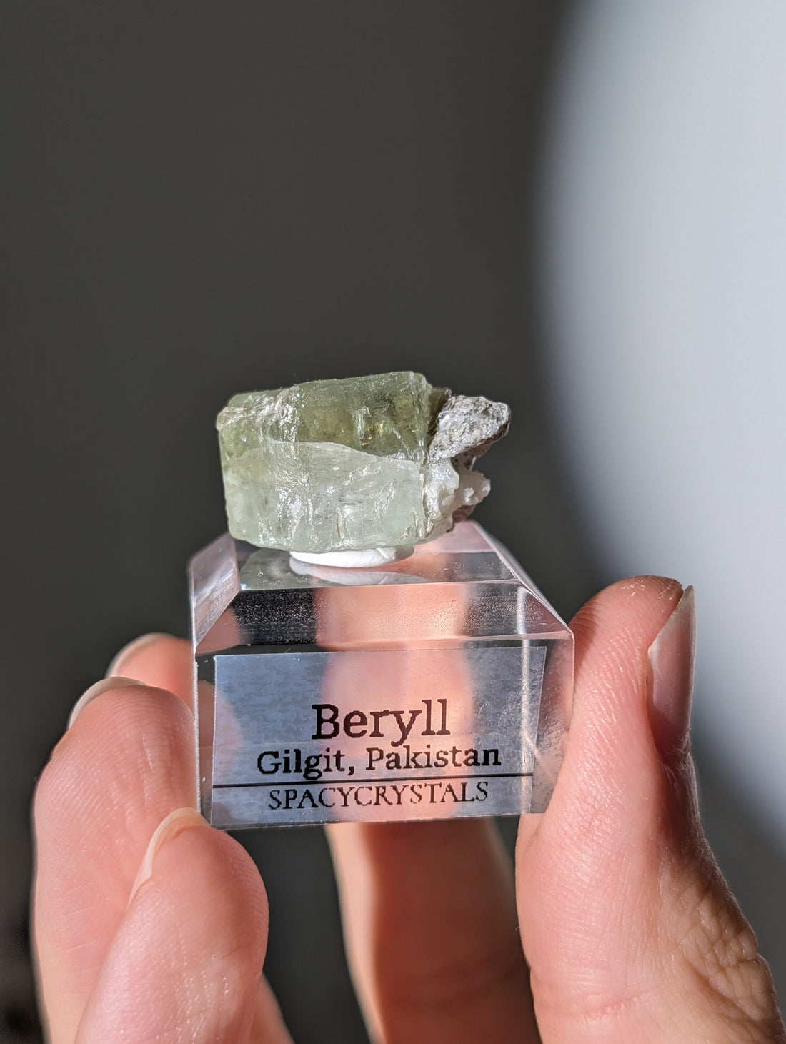 Grüner Beryll auf Podest