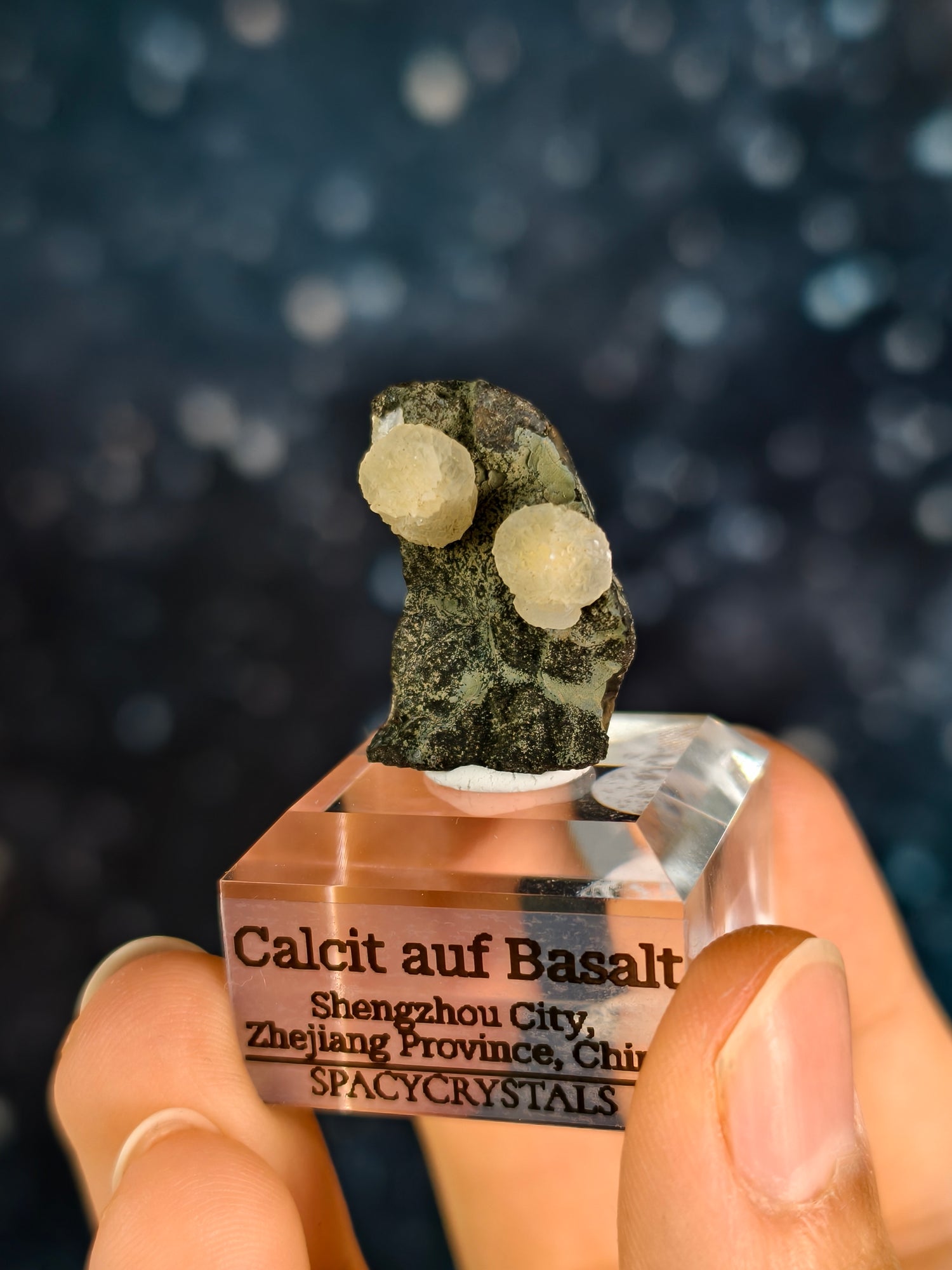 Botryoidaler Calcit auf Basalt - Neuer Fund (klein)