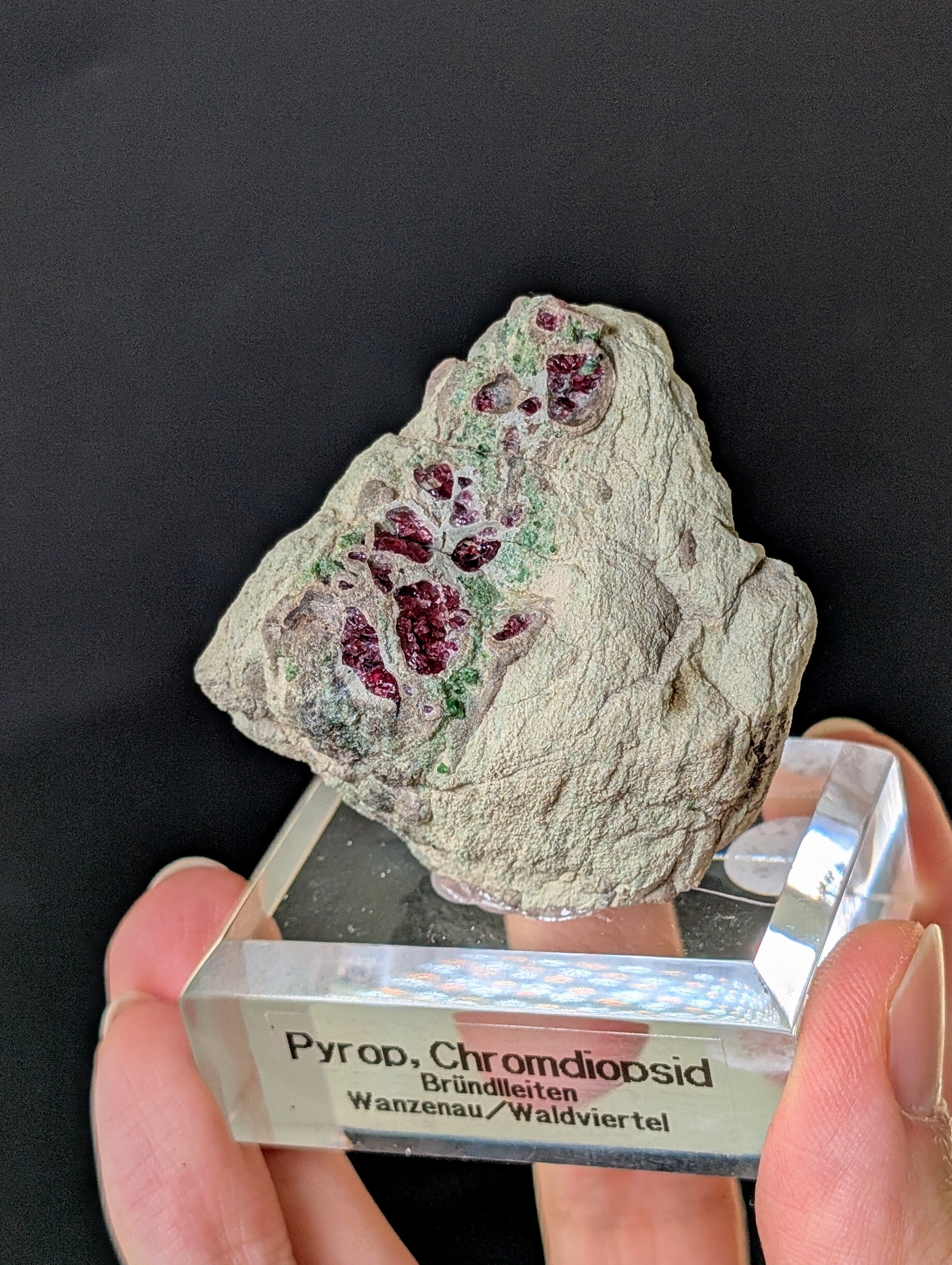 Pyrop Chromdiopsid aus Österreich auf Podest