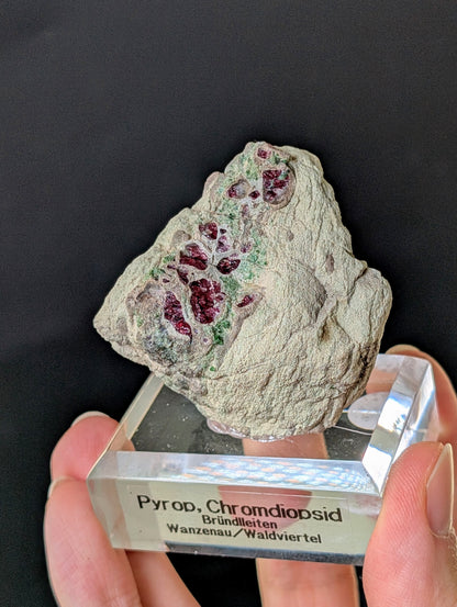 Pyrop Chromdiopsid aus Österreich auf Podest