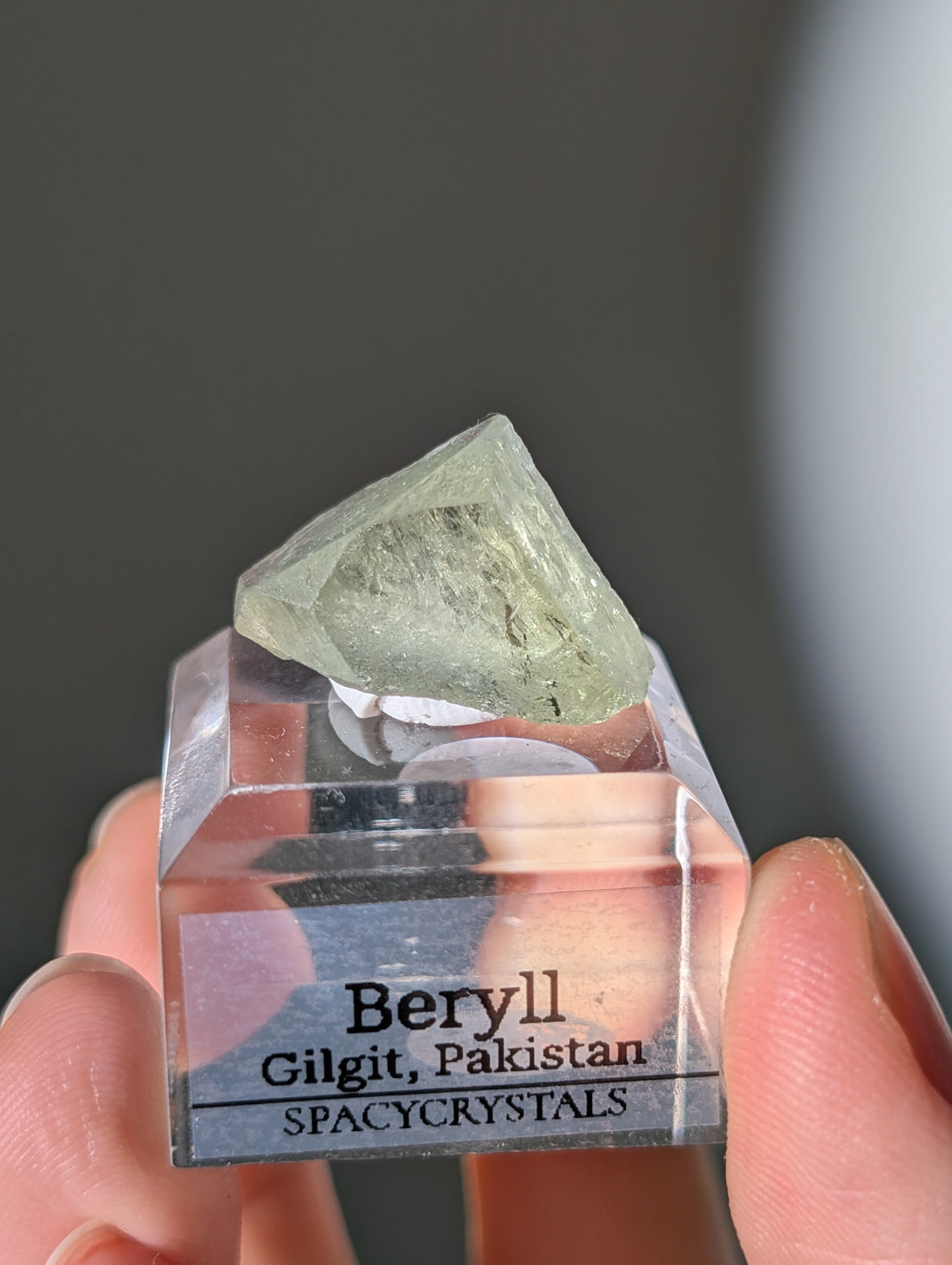 Grüner Beryll auf Podest