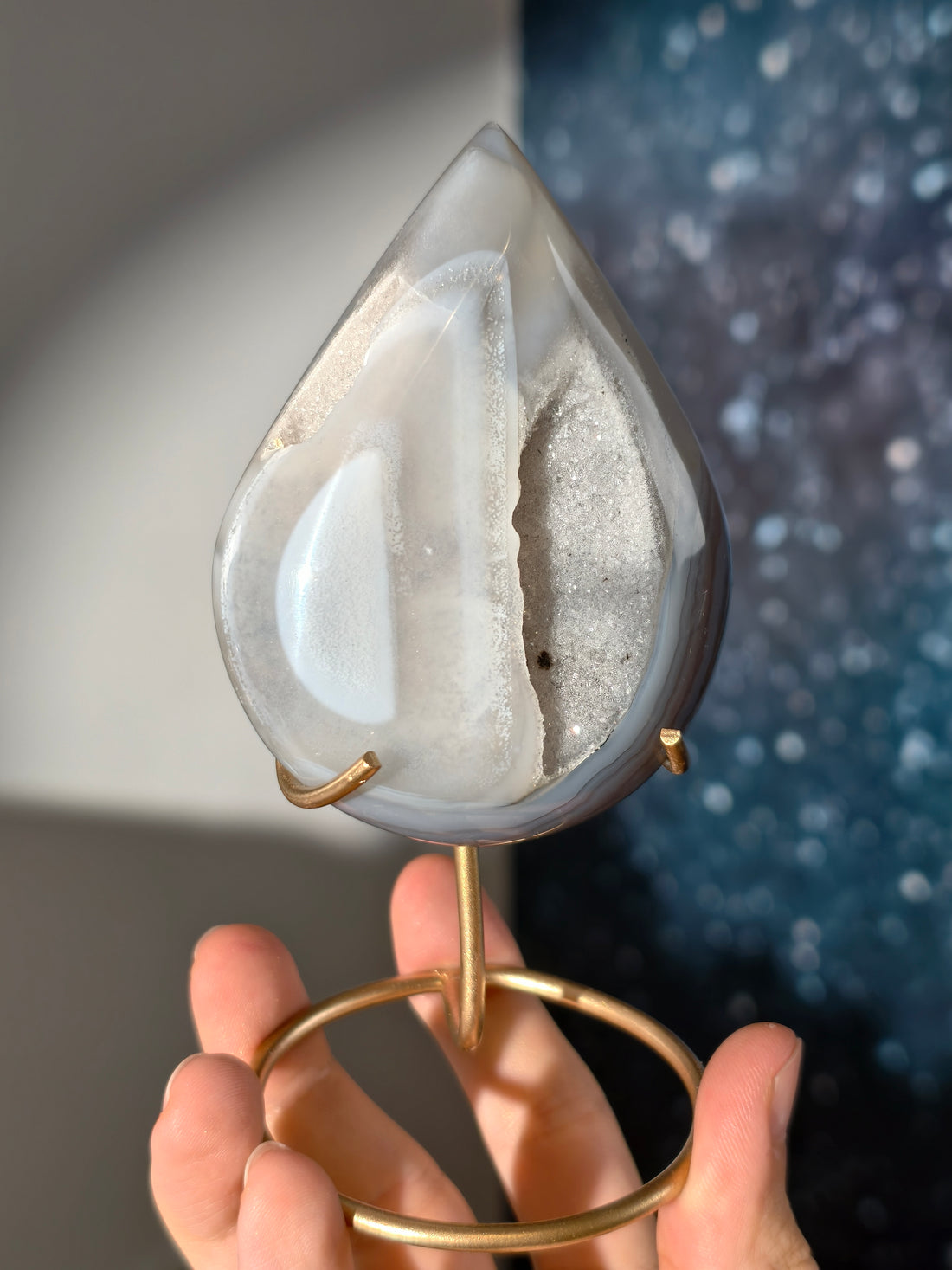 Achat Kristall Tropfen auf Goldständer