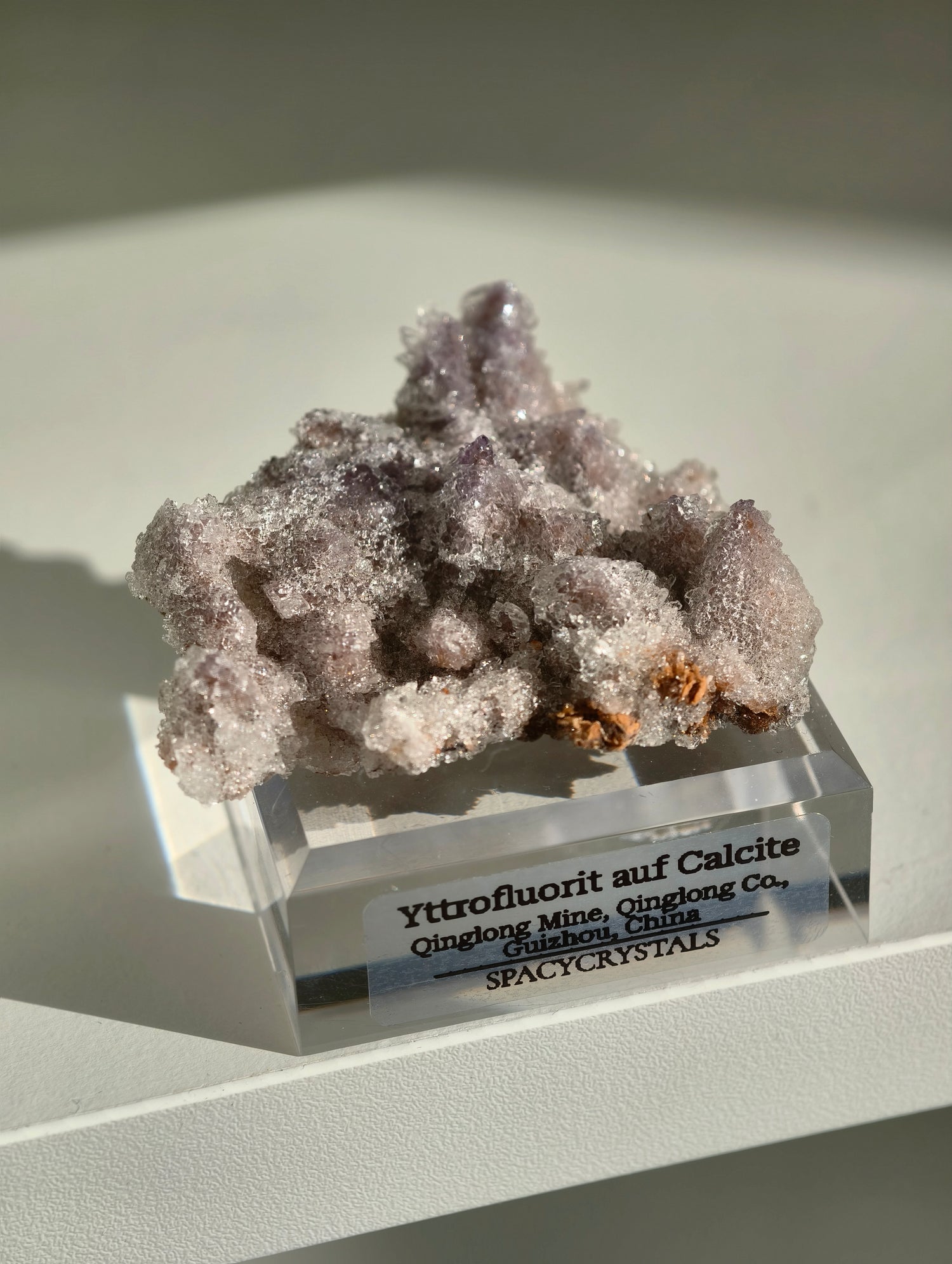 Lila Yttriumfluorit auf Dogtooth Calcit