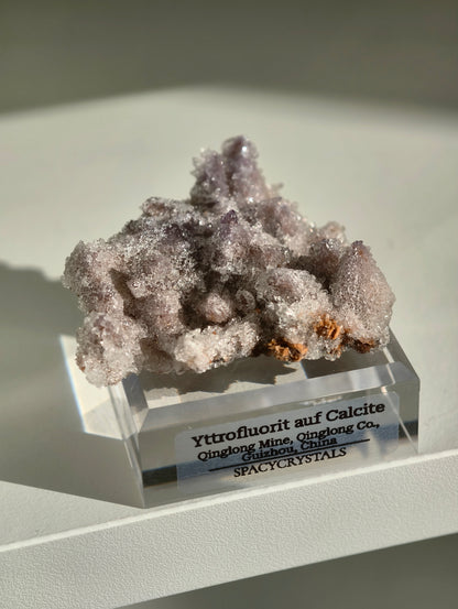 Lila Yttriumfluorit auf Dogtooth Calcit