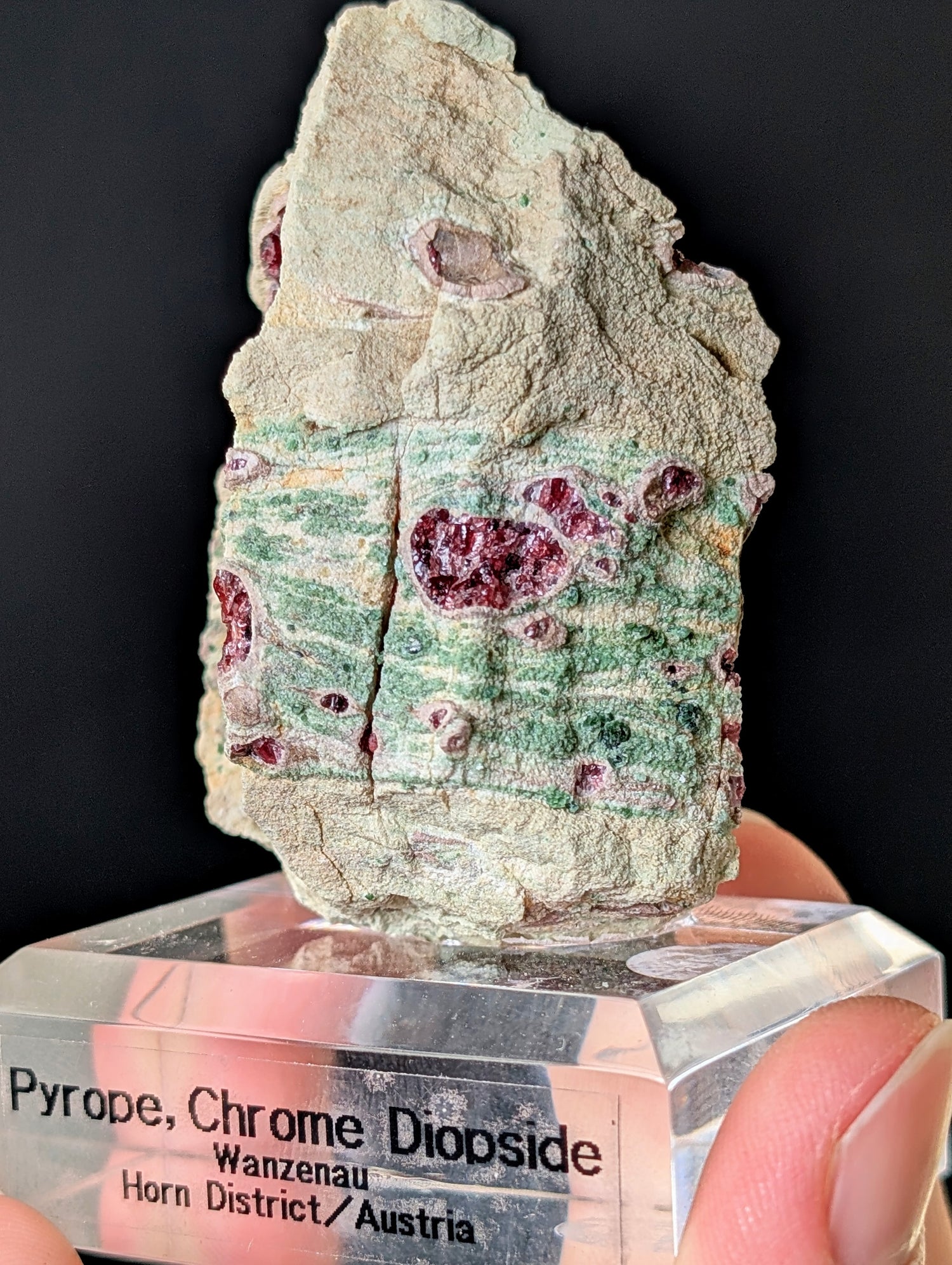 Pyrop Chromdiopsid aus Österreich auf Podest