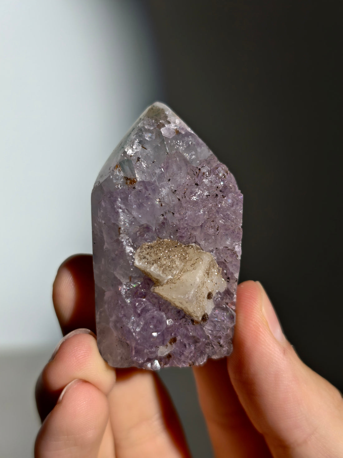 Druzy Amethyst Turm mit Calcitwürfeln aus Brasilien
