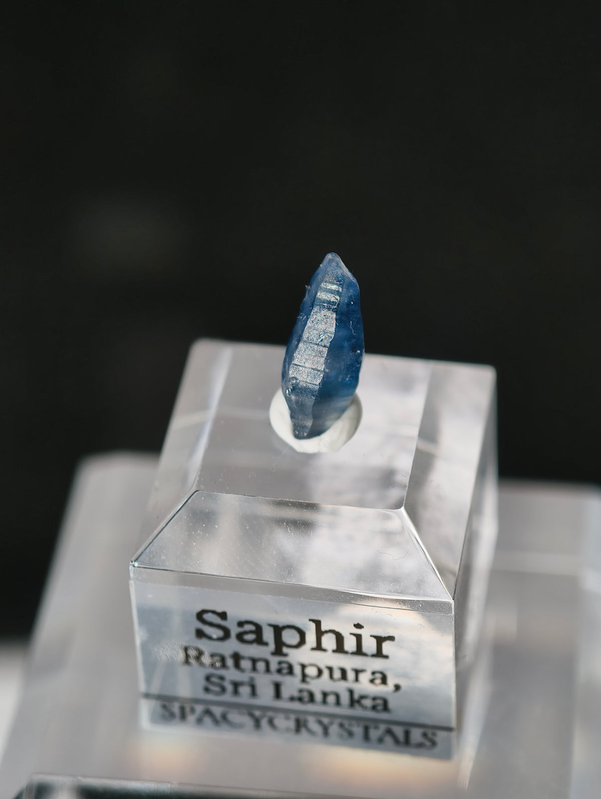 Blauer Saphir aus Sri Lanka auf Podest