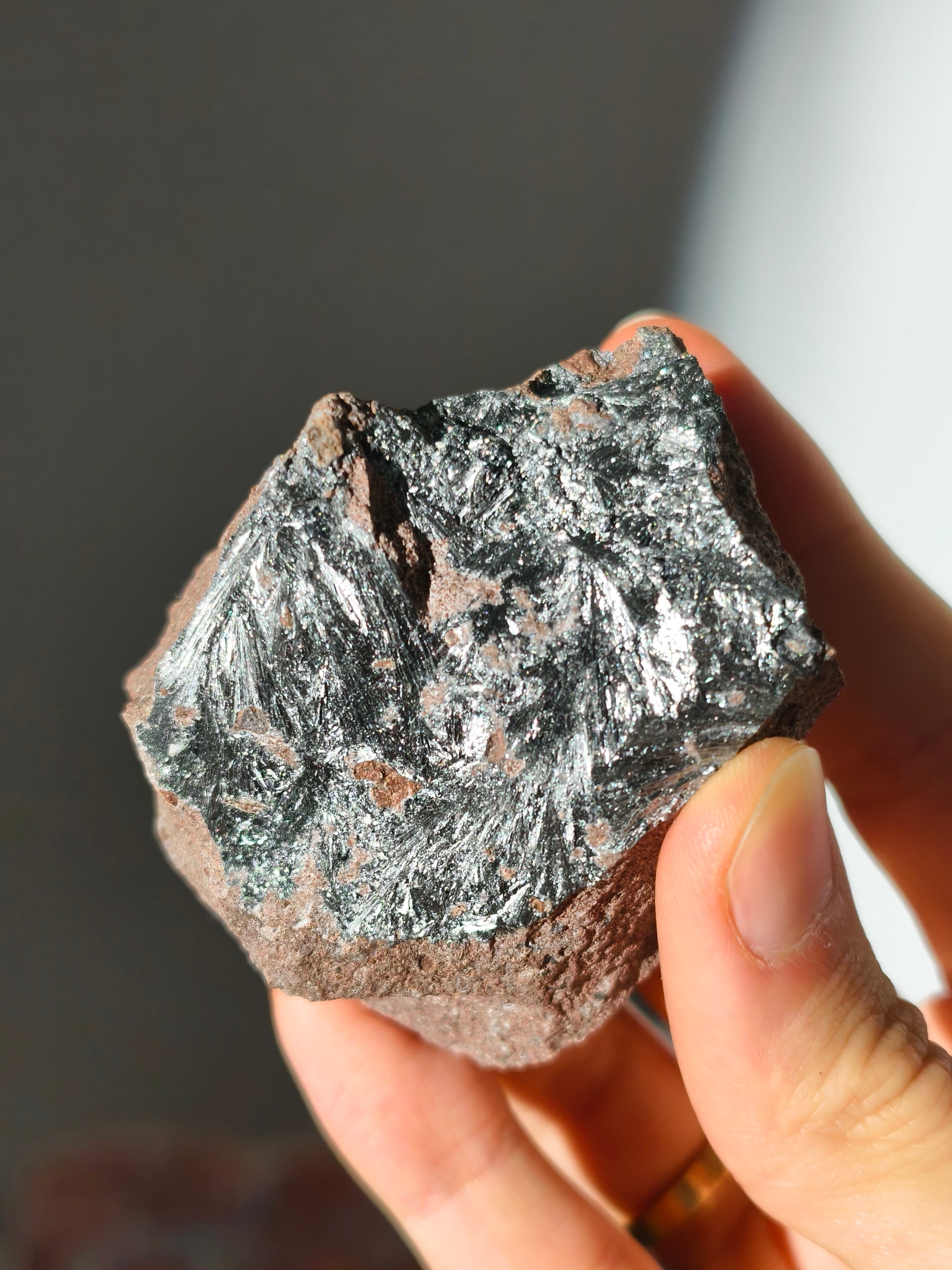 Schimmernder Pyrolusit aus Marokko