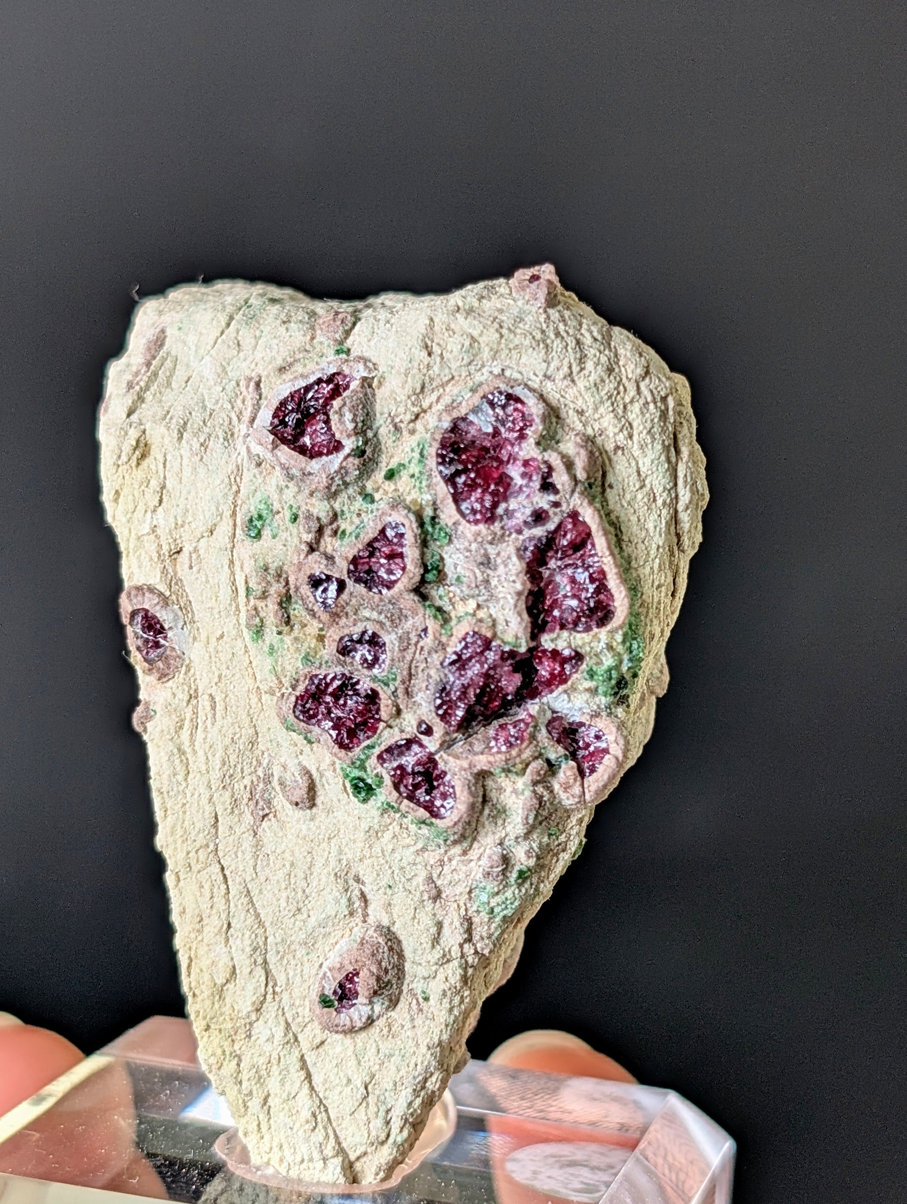 Pyrop Chromdiopsid aus Österreich auf Podest