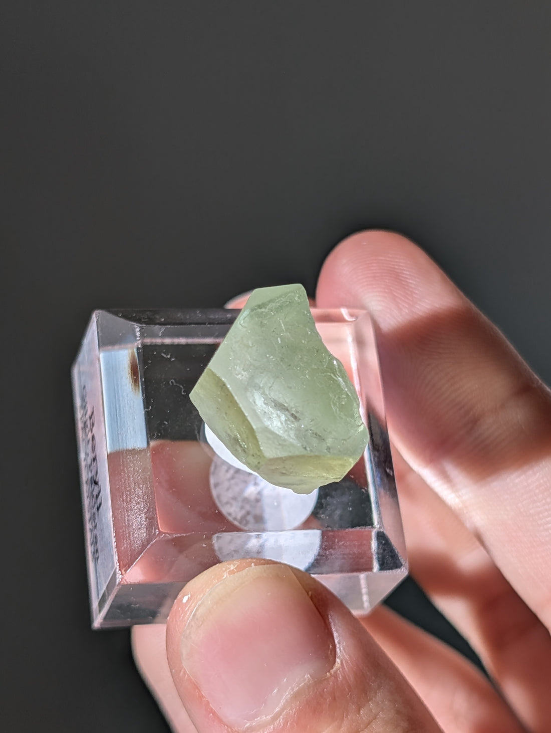 Grüner Beryll auf Podest