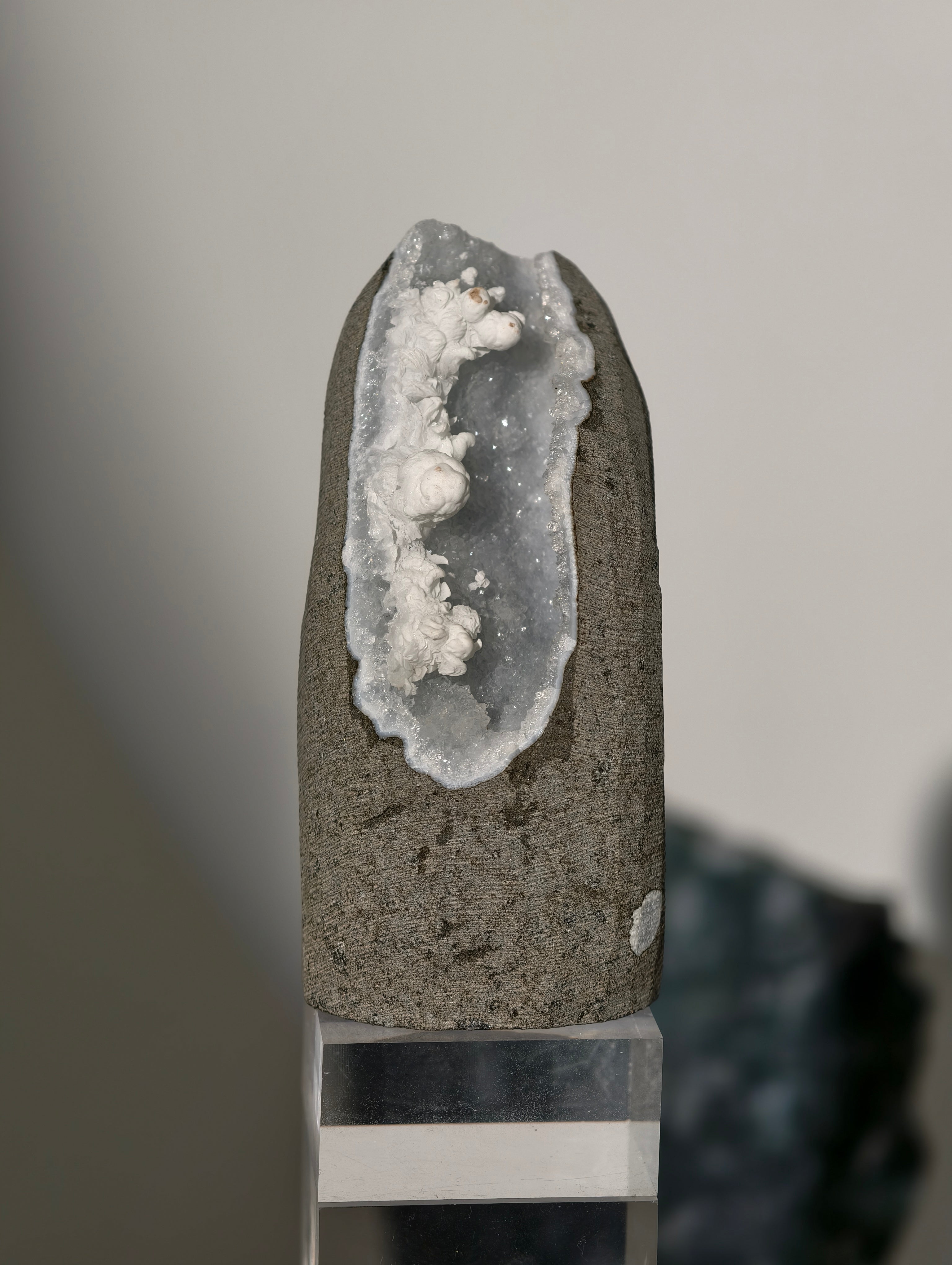 Mordenit auf Chalcedon Geode aus Indien