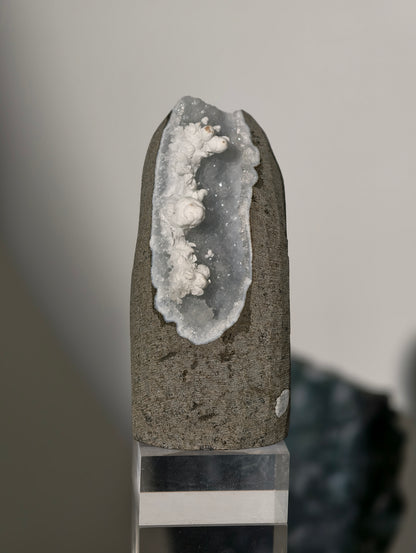 Mordenit auf Chalcedon Geode aus Indien