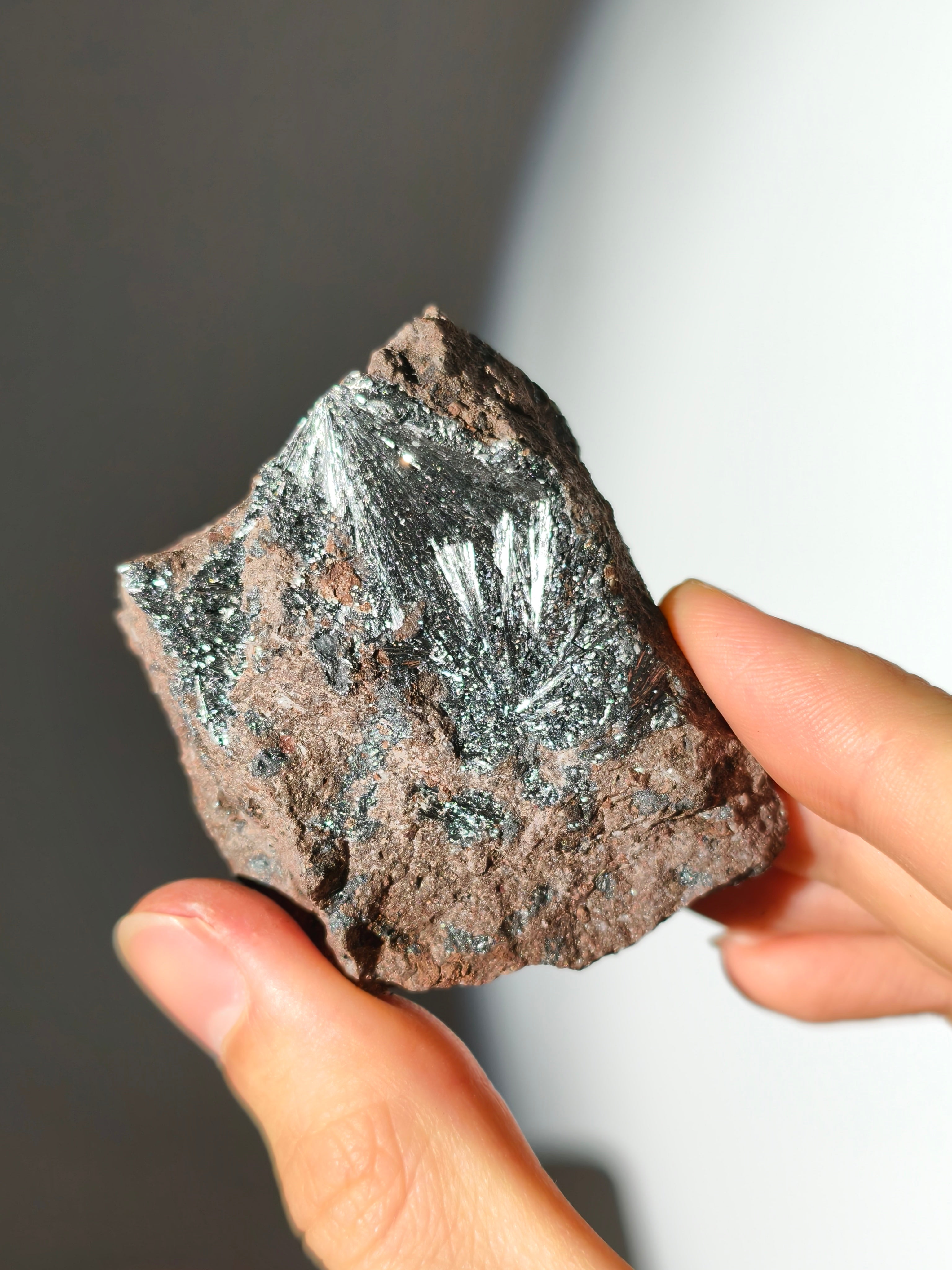 Schimmernder Pyrolusit aus Marokko