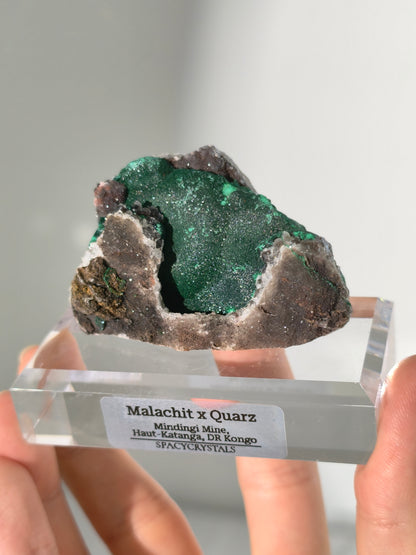 Malachit x Quarz aus der Mindingi Mine, Kongo