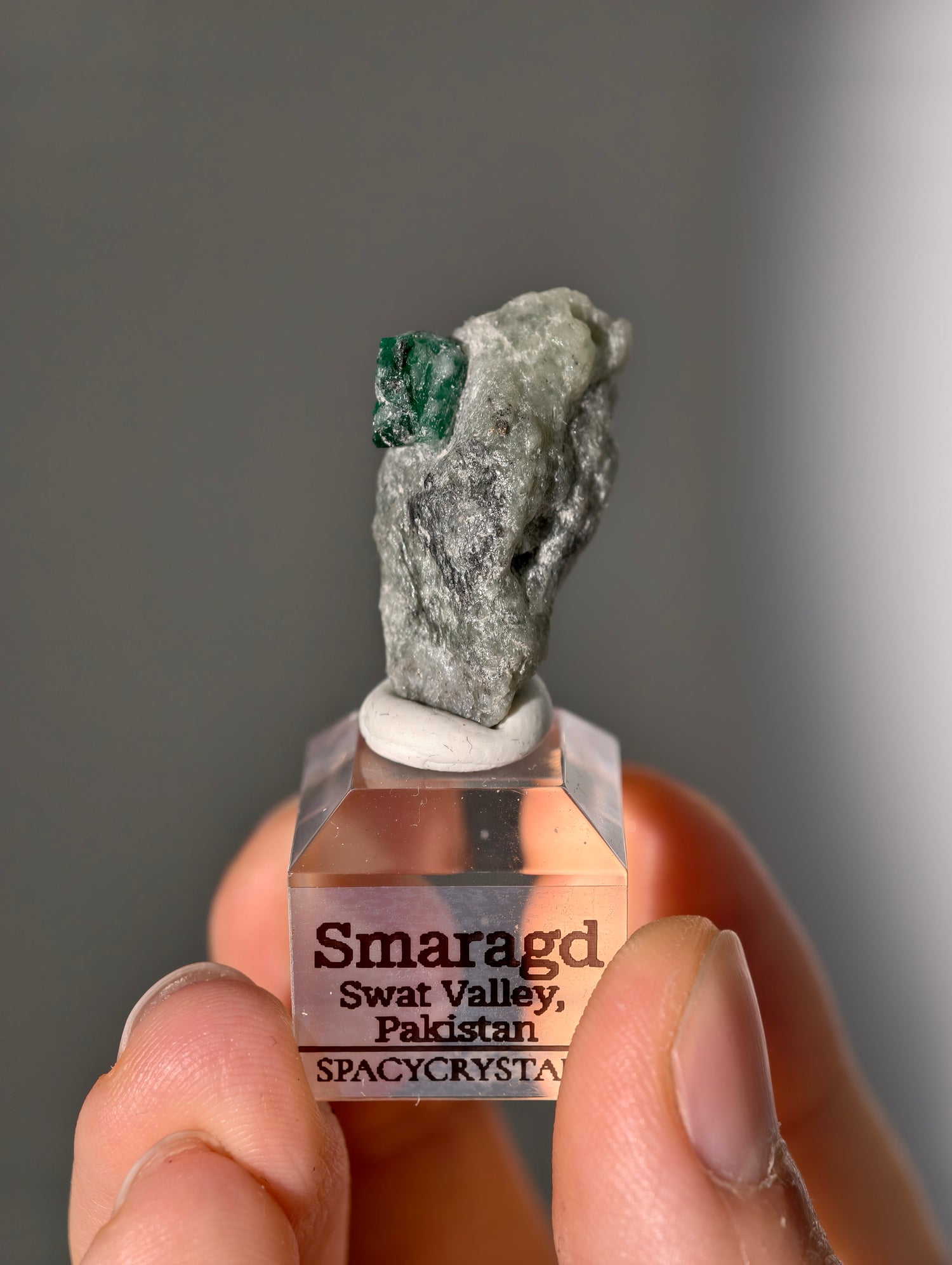 Grüner Smaragd in Matrix