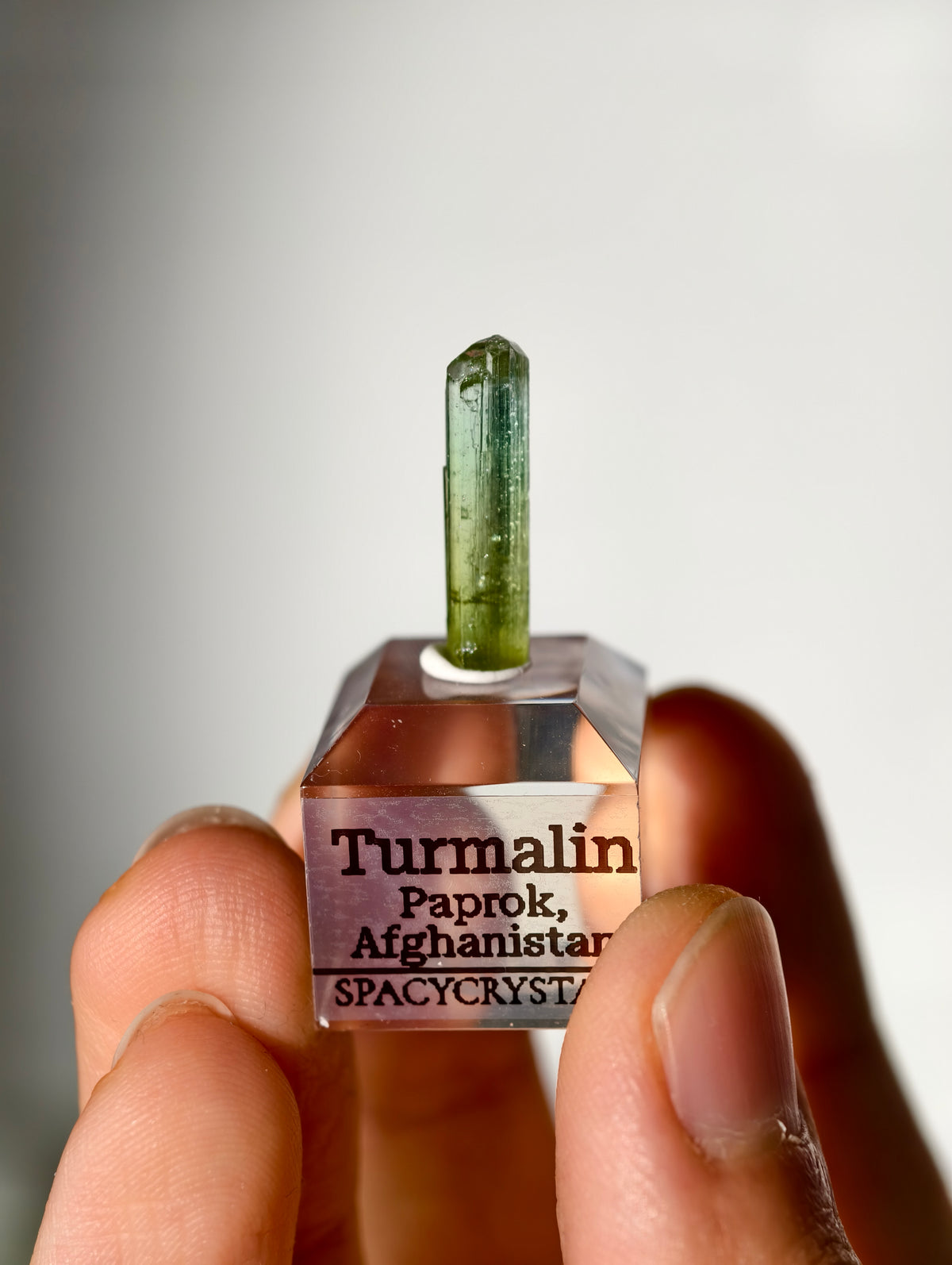 Grüner Turmalin auf Podest
