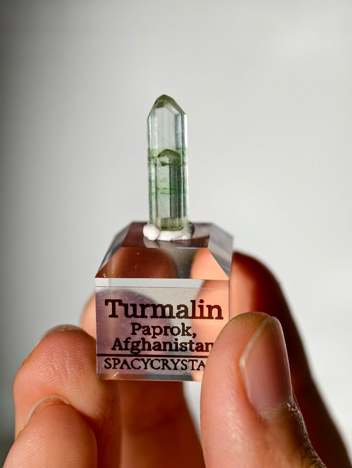 Grüner Turmalin auf Podest