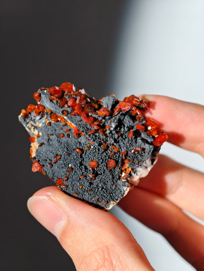 Vanadinit auf Barit &amp; Goethit aus Marokko