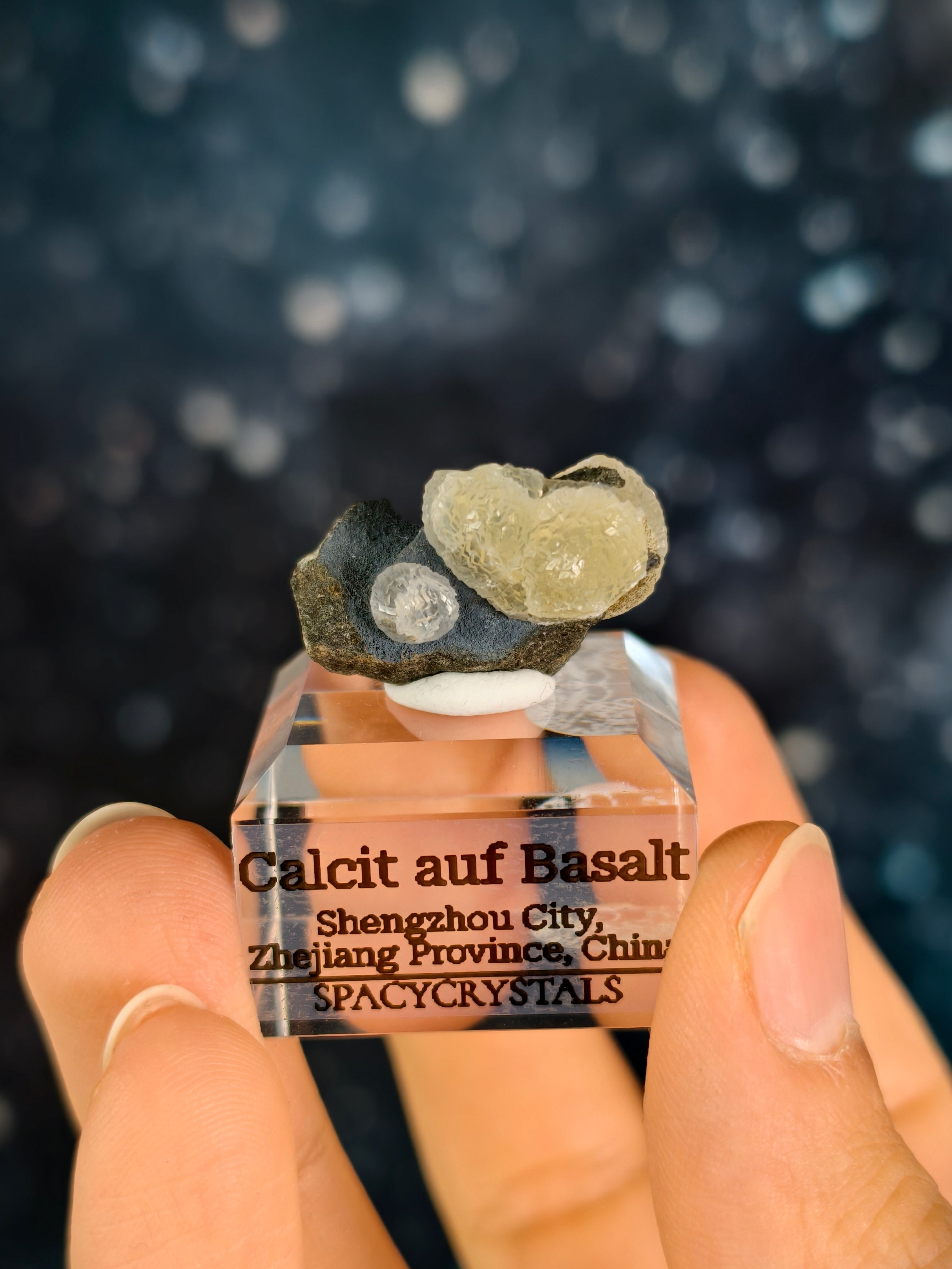 Botryoidaler Calcit auf Basalt - Neuer Fund (klein)