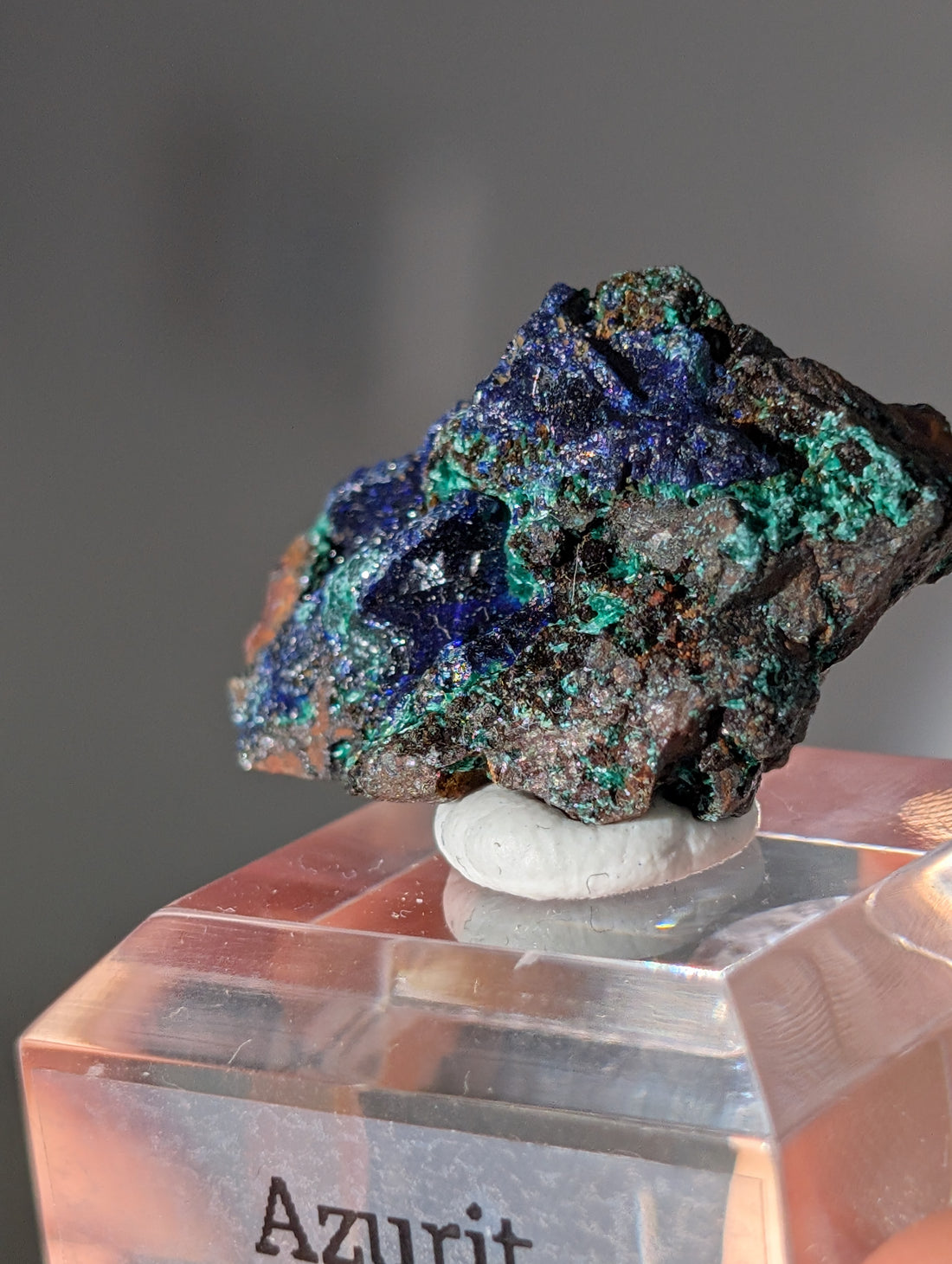 glitzernder dunkelblauer Azurit auf Podest