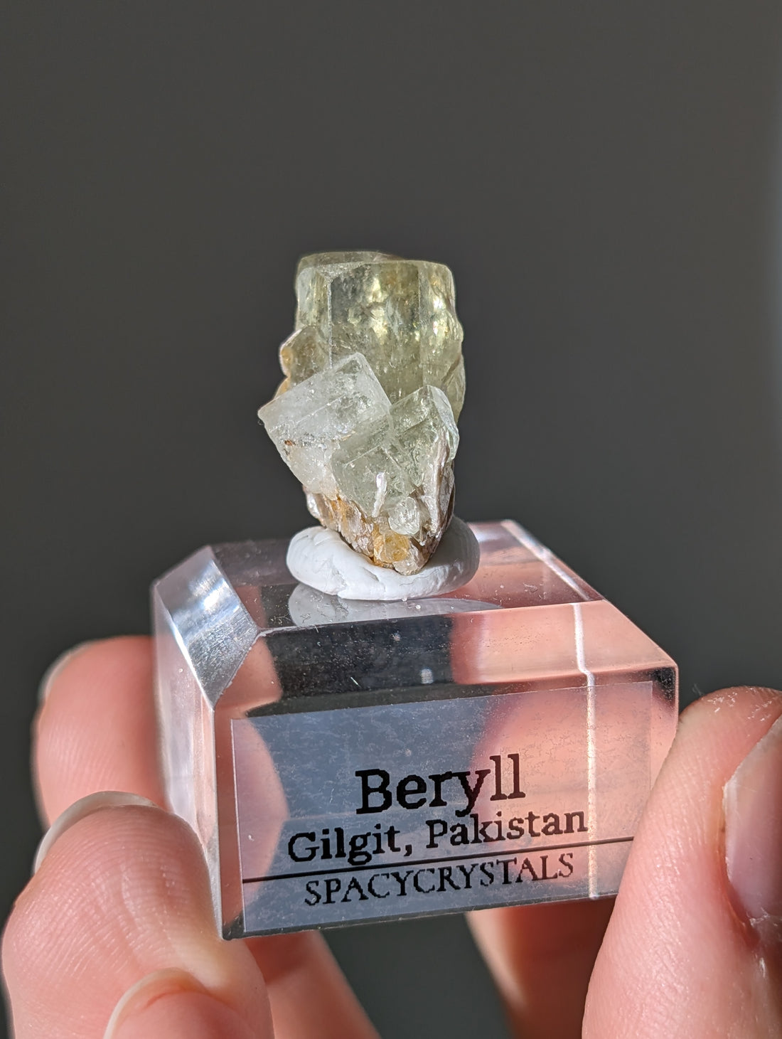 Grüner Beryll auf Podest