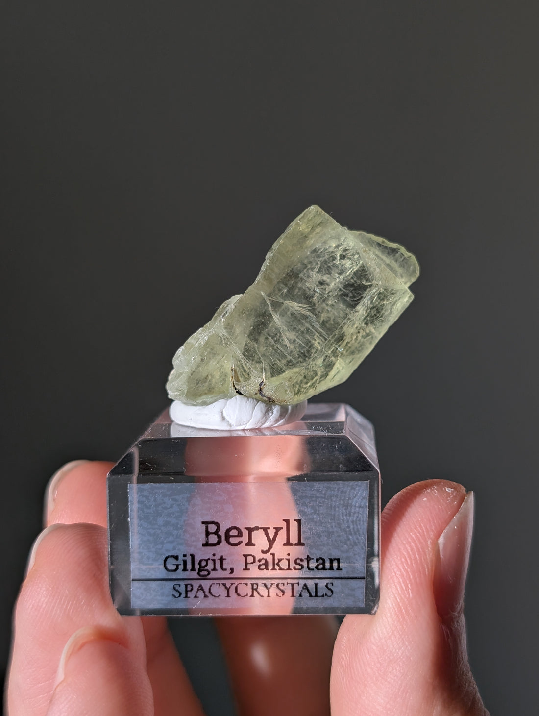 Grüner Beryll auf Podest