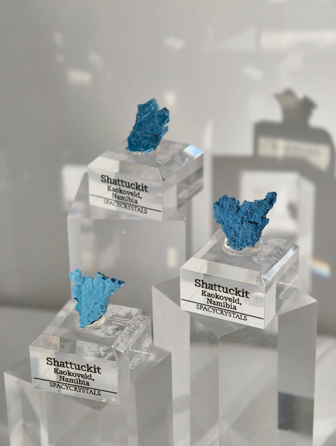 Botryoidaler blauer Samt Shattuckit auf Podest