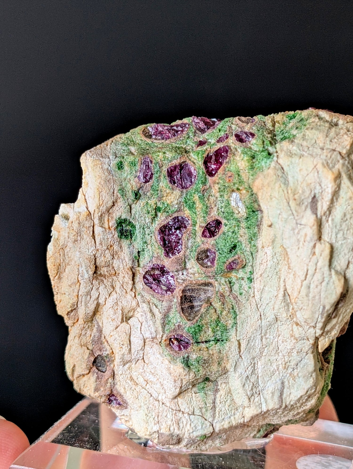 Pyrop Chromdiopsid aus Österreich auf Podest