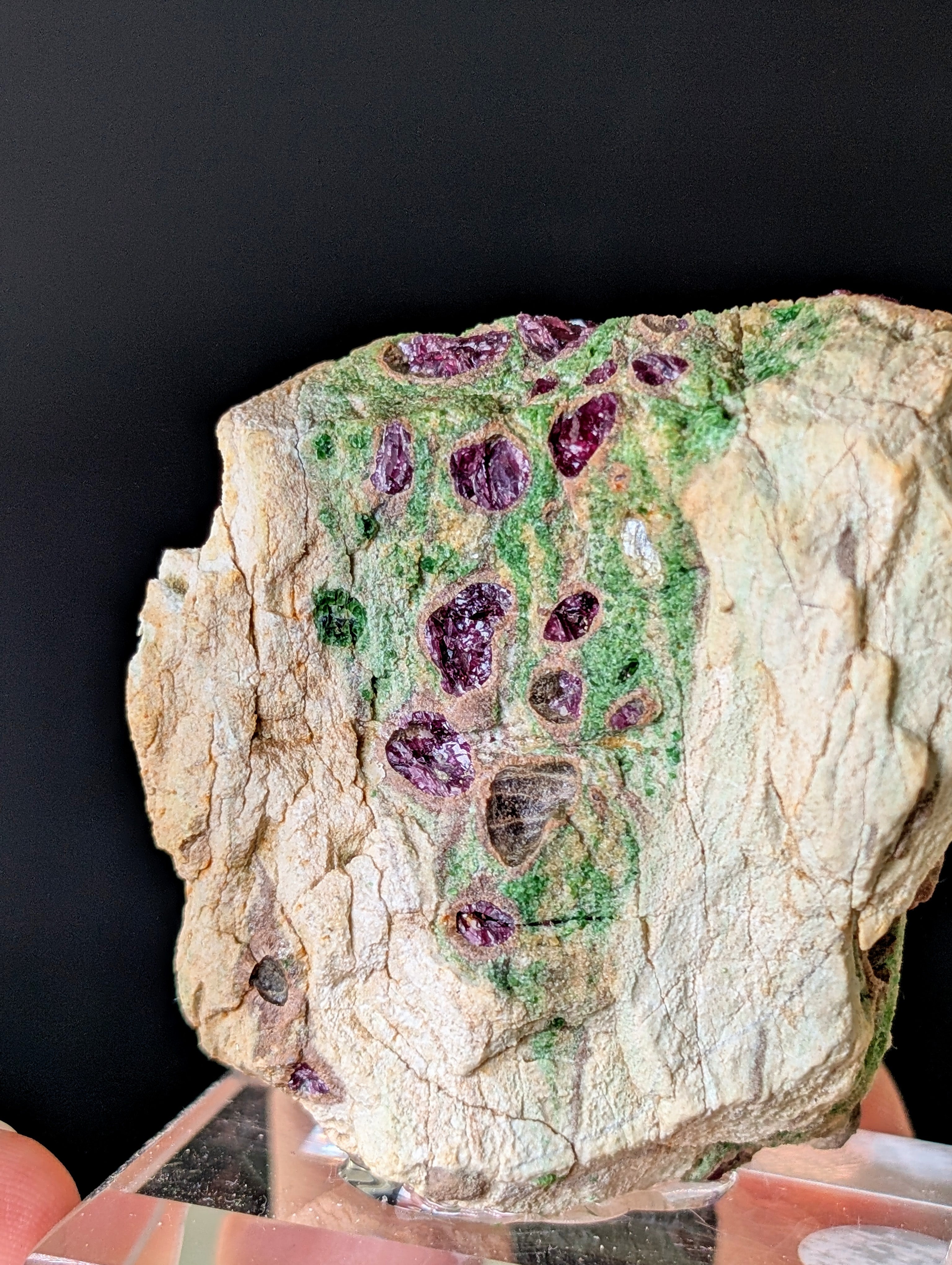 Pyrop Chromdiopsid aus Österreich auf Podest