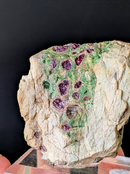 Pyrop Chromdiopsid aus Österreich auf Podest