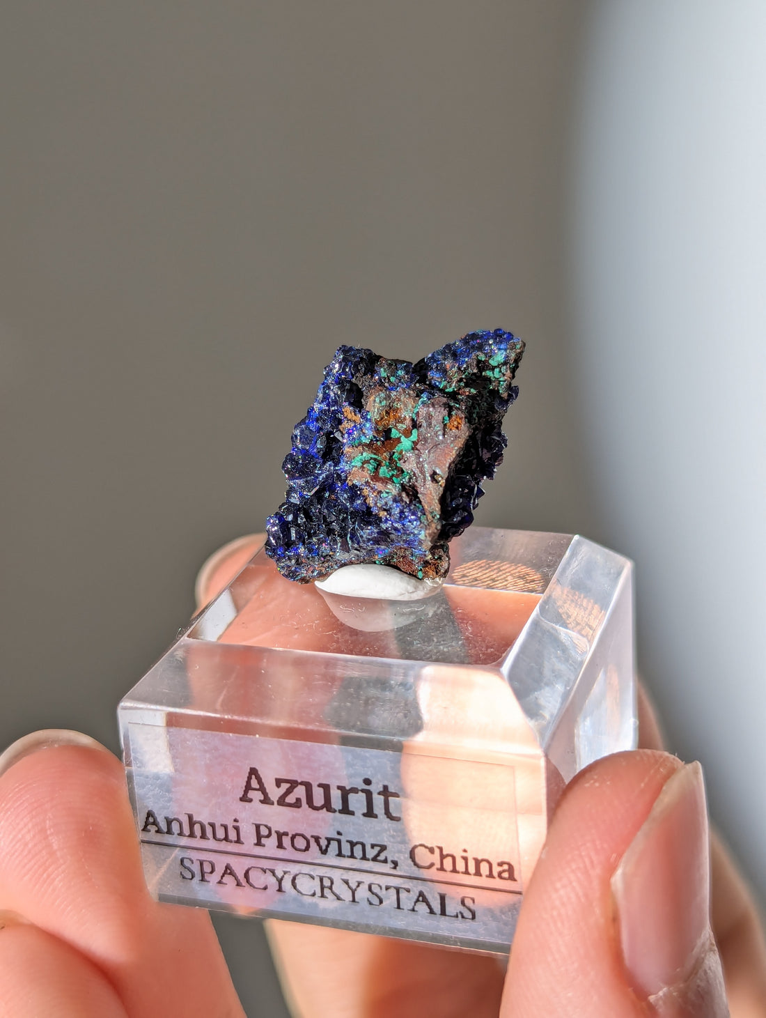 glitzernder dunkelblauer Azurit auf Podest