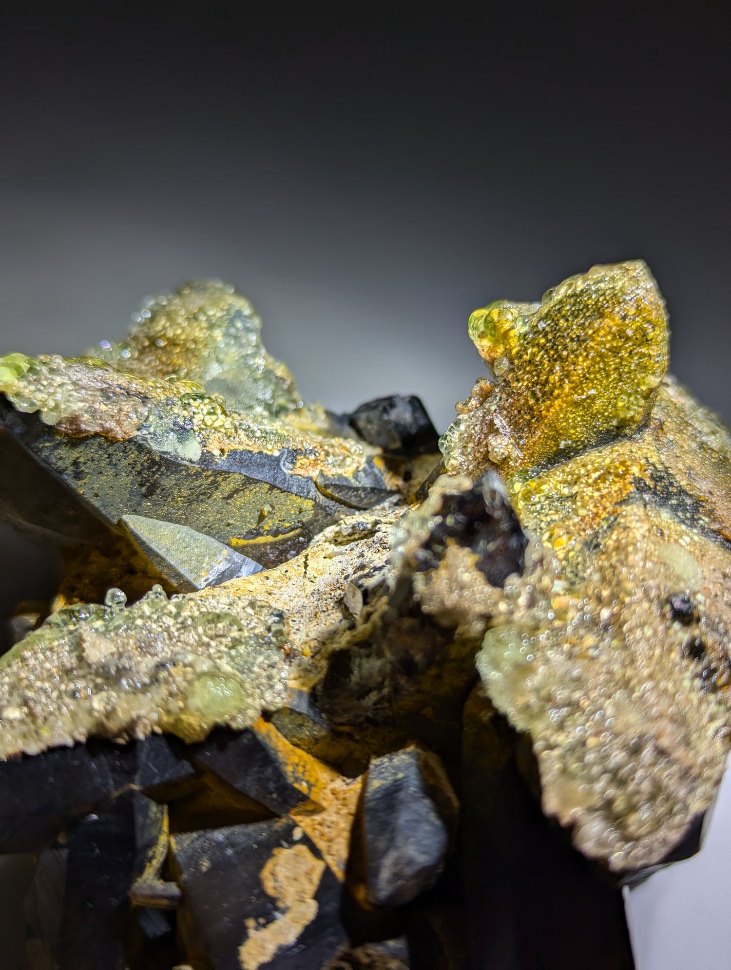 Rauchquarz Cluster mit UV-Aktivem Hyalit Opal Erongo Namibia