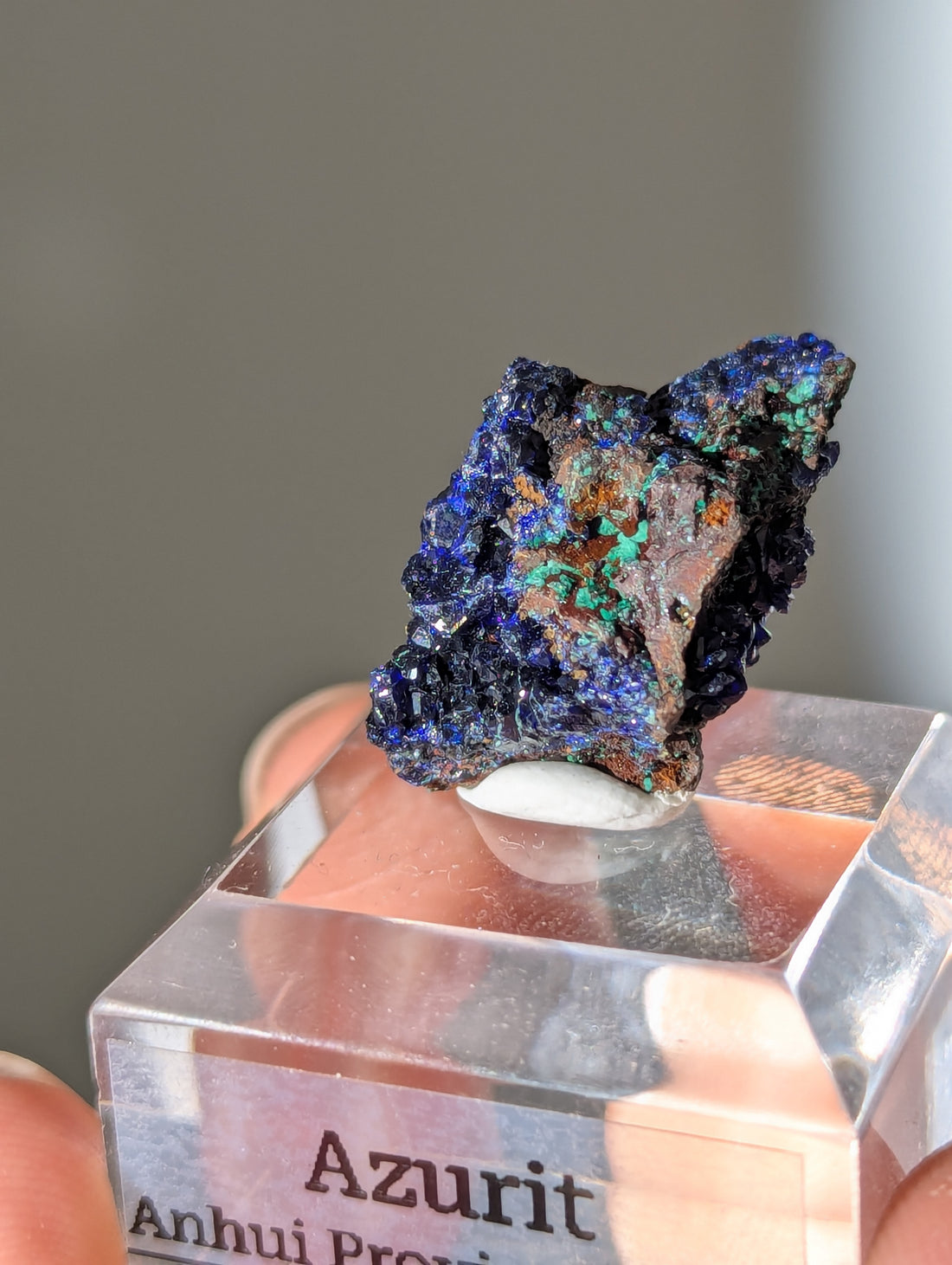 glitzernder dunkelblauer Azurit auf Podest