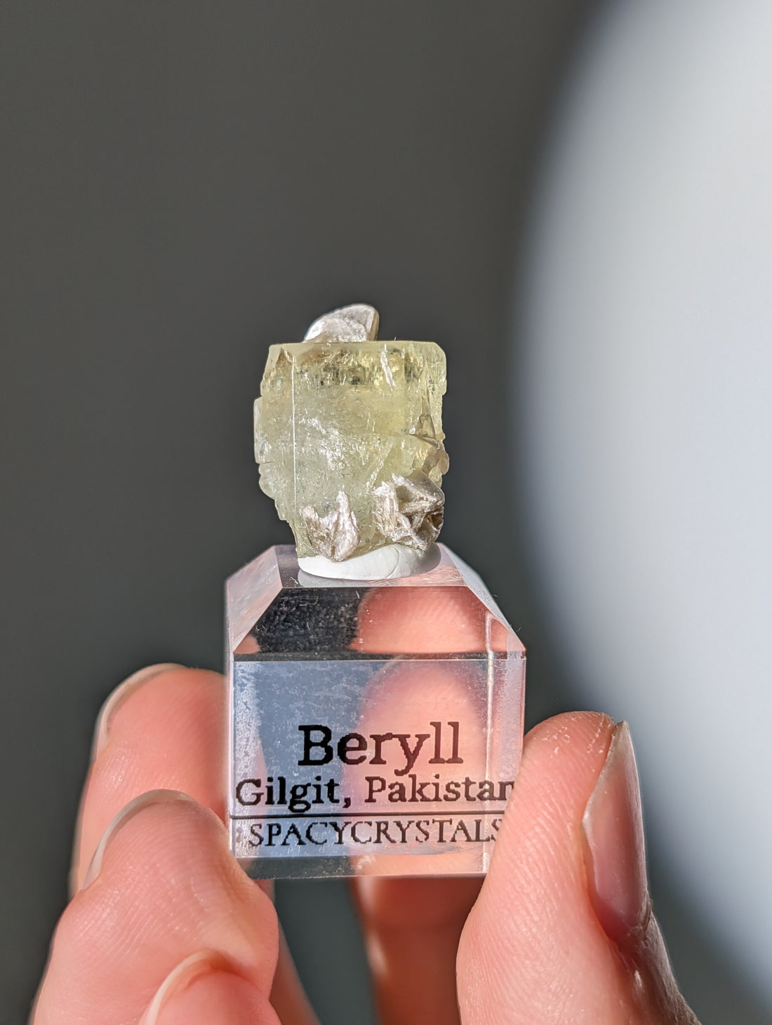 Grüner Beryll auf Podest