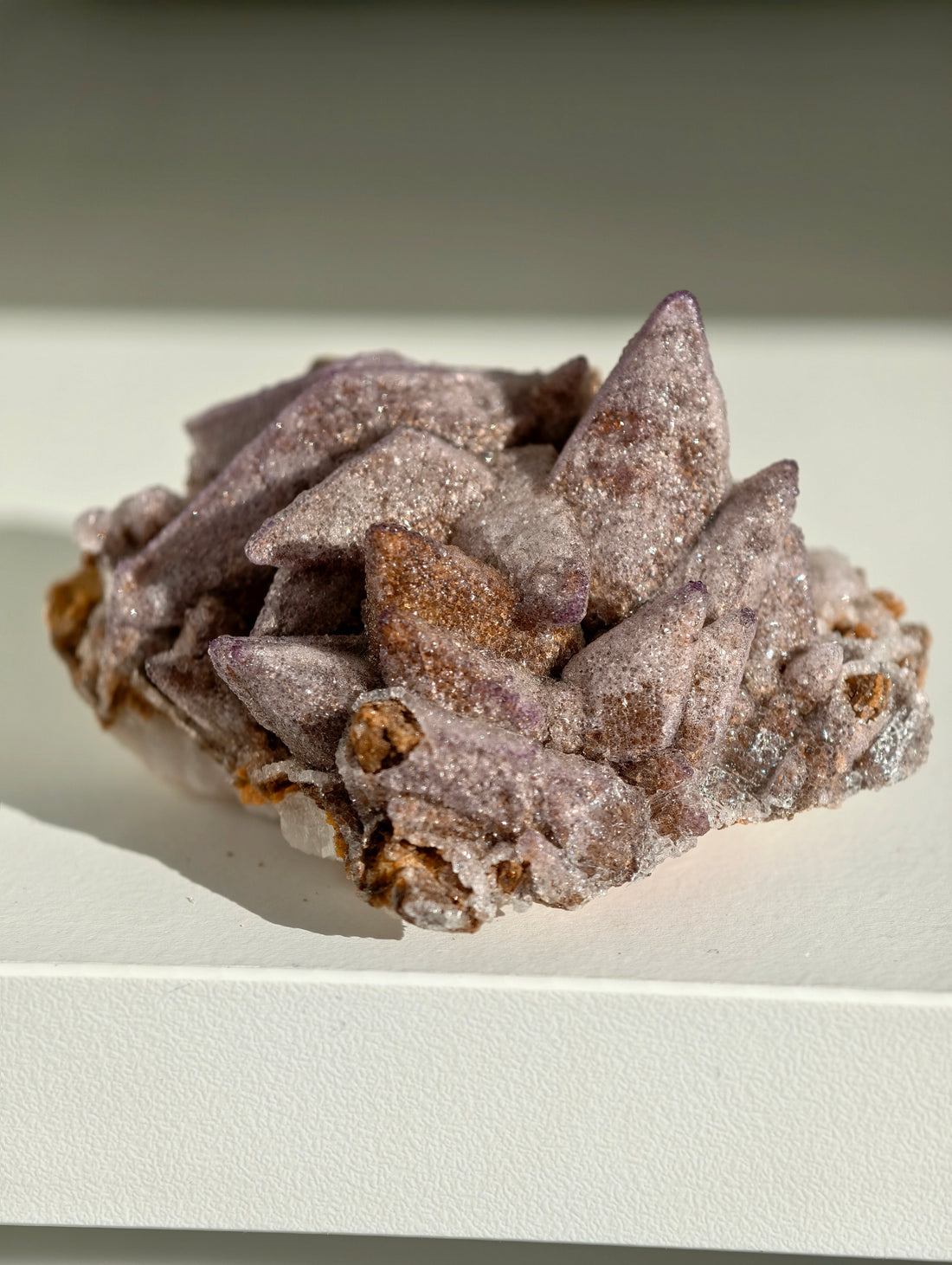 Lila Yttriumfluorit auf Dogtooth Calcit